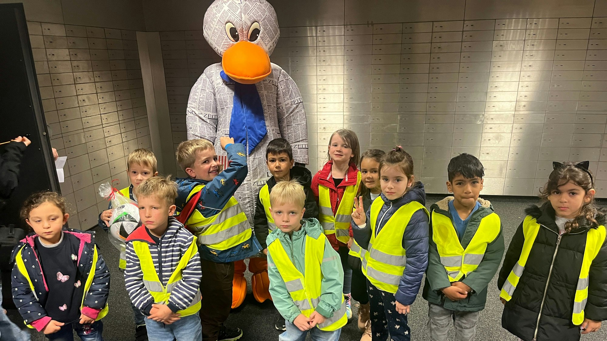 Die Adlergruppe des katholischen Kindergartens St. Patricius besuchte die Kreissparkasse in Eitorf und trafen Paula Print.