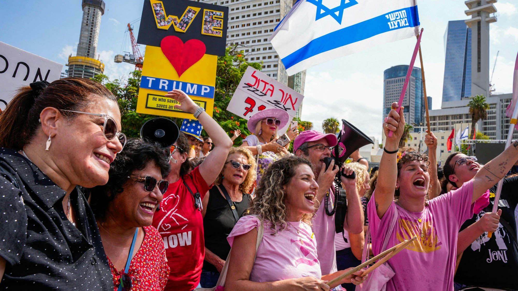 Jubel und Dank an US-Präsident Trump: Feier auf dem Platz der Geiseln in Tel Aviv.