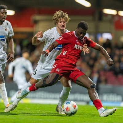 Viele Chancen und zwei Tore: FC-Mittelstürmer Ragnar Ache erzielt hier beim Cologne Cup 2025 das Tor zum 1:1 Ausgleich gegen Viktoria Köln.