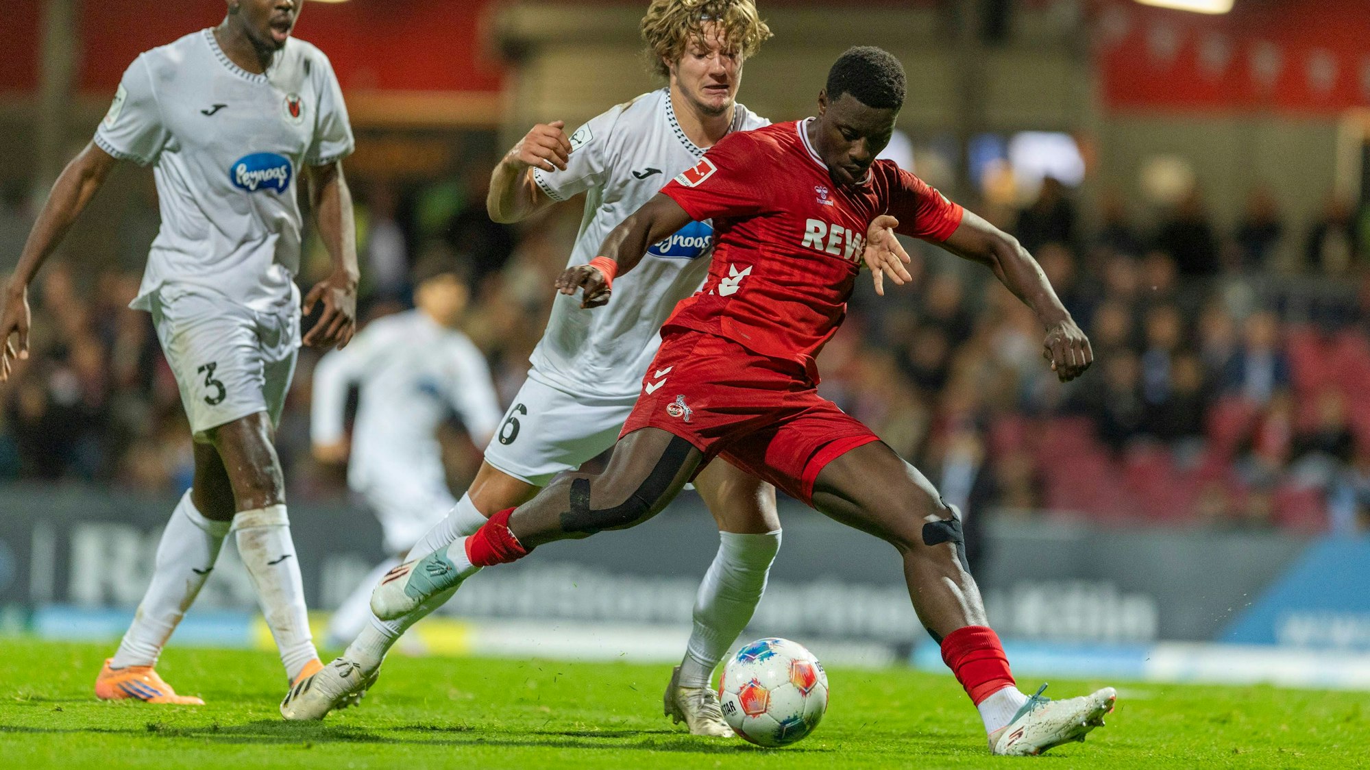 Viele Chancen und zwei Tore: FC-Mittelstürmer Ragnar Ache erzielt hier beim Cologne Cup 2025 das Tor zum 1:1 Ausgleich gegen Viktoria Köln.
