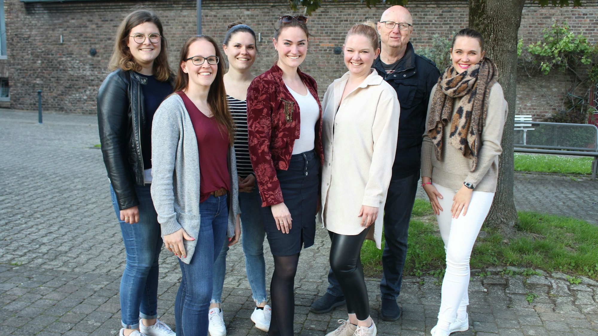 Auf dem Foto ist der Vorstand der Dorfgemeinschaft Stommeln zu sehen.