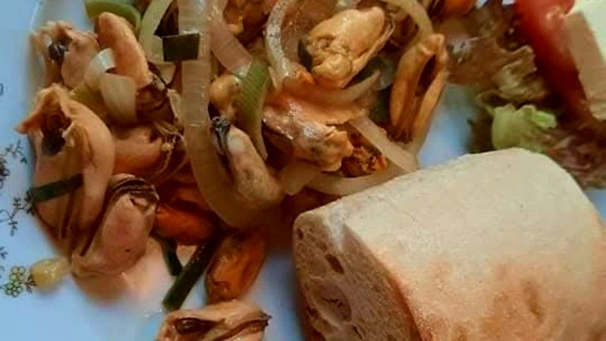 Gasthaus Wermelskirchen: Ausgelöste Muscheln, in gebräunter Butter mit Knoblauch gebraten, bereichern aktuell die Auswahl an Vorspeisen.