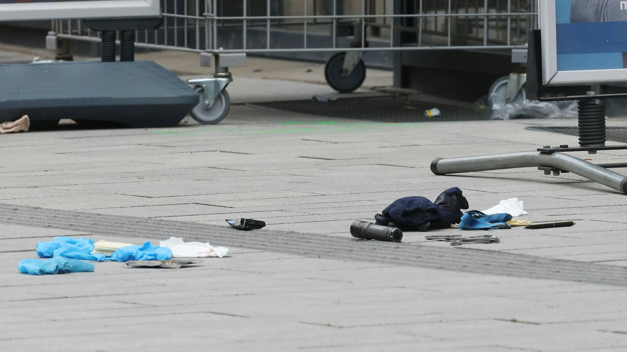 Spuren am Einsatzort. Die Polizei hat in der Innenstadt auf einen bewaffneten Mann geschossen.