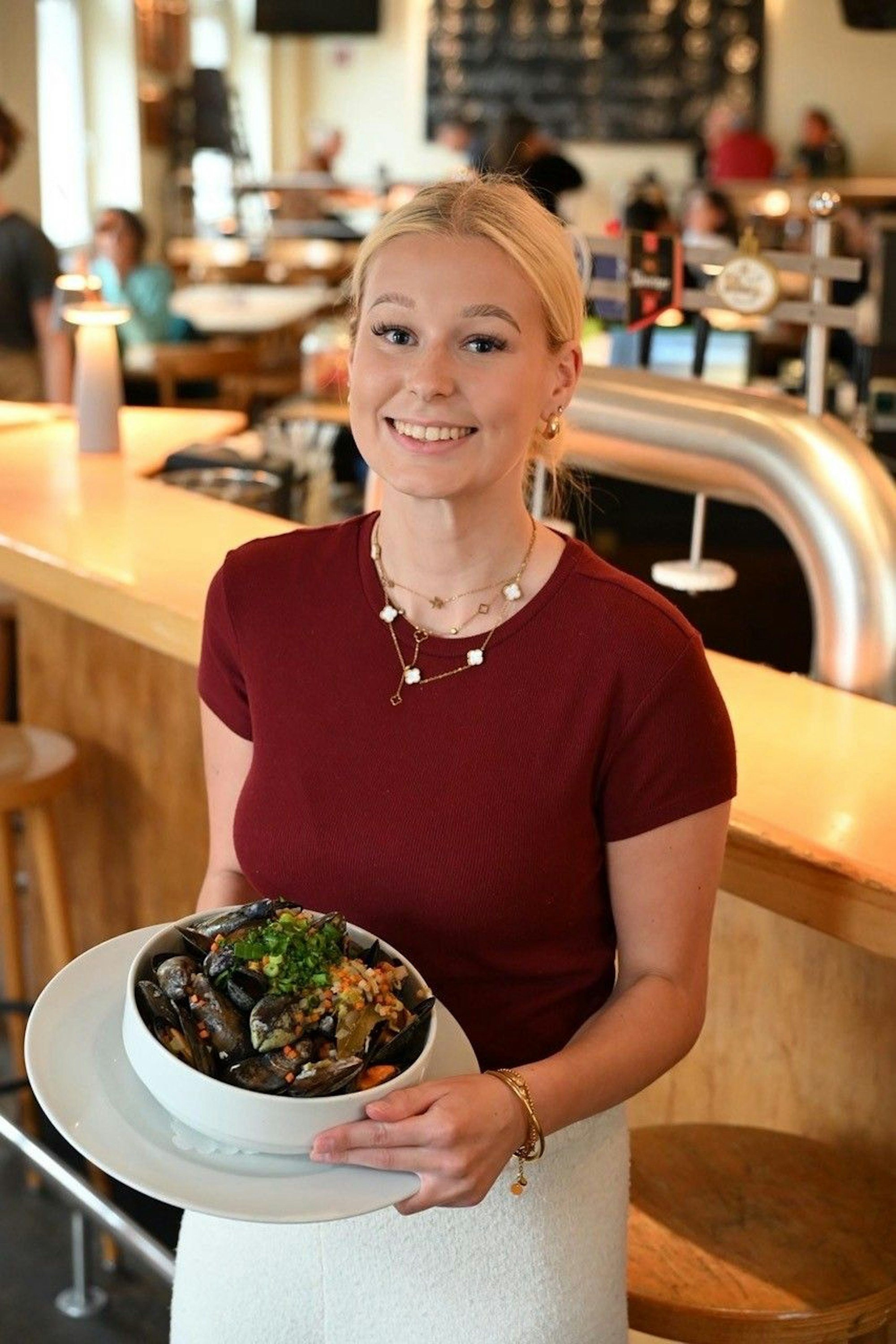 Im Höninger sind Muscheln unverzichtbar. Lotte Stuhr hilft im Service.