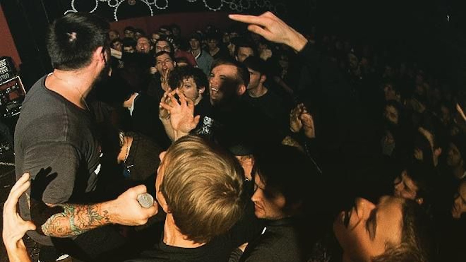 Das Bild zeigt fanzine-macher rene bei einem Konzert in der Werkstatt, Köln. Foto: Torben Utecht / Allschools.de