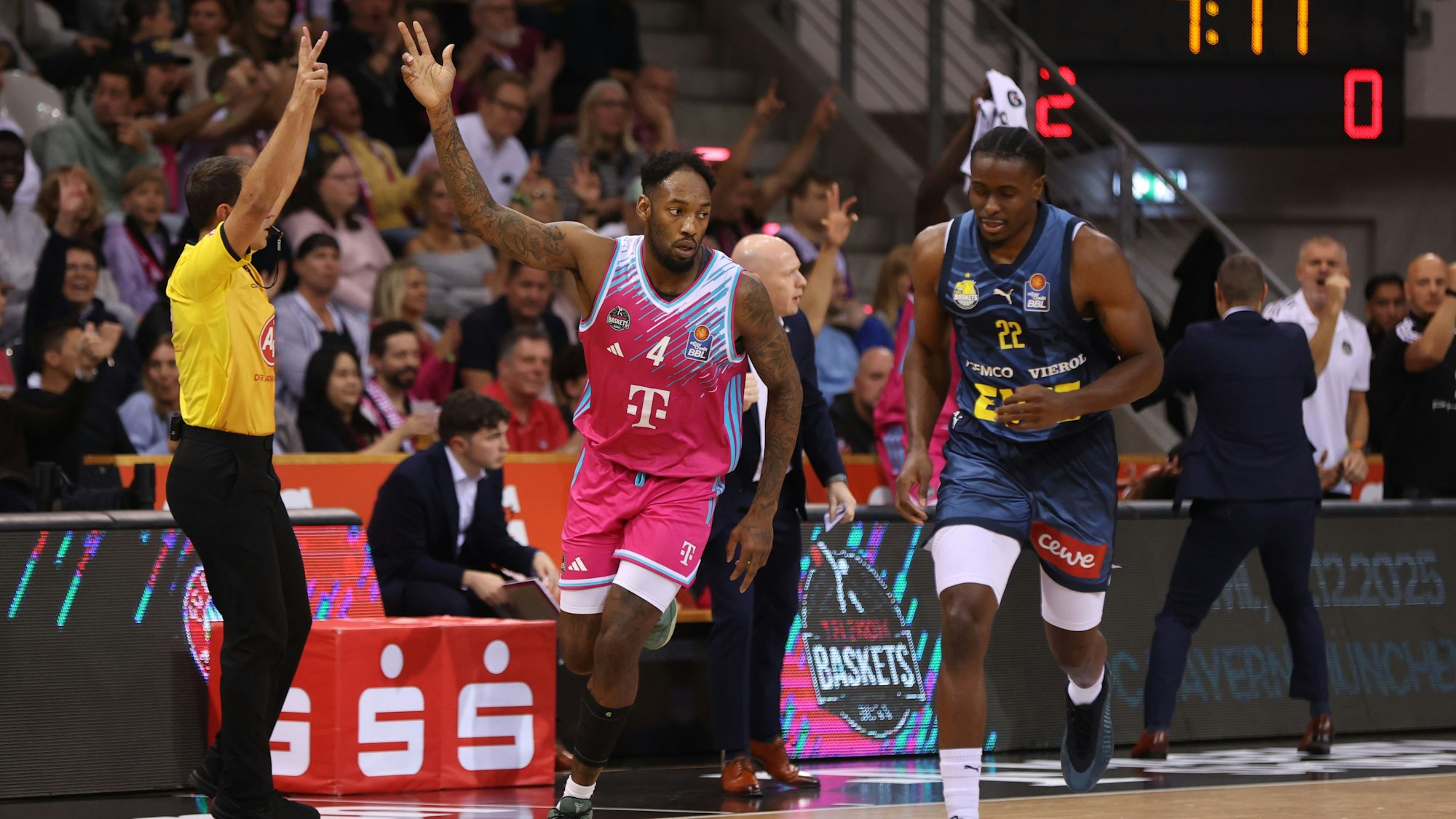 Bonns Jeff Garrett verwandelt den ersten von insgesamt zehn Dreiern (Mitte) gegen Eral Penn (r.) und die Baskets Oldenburg.