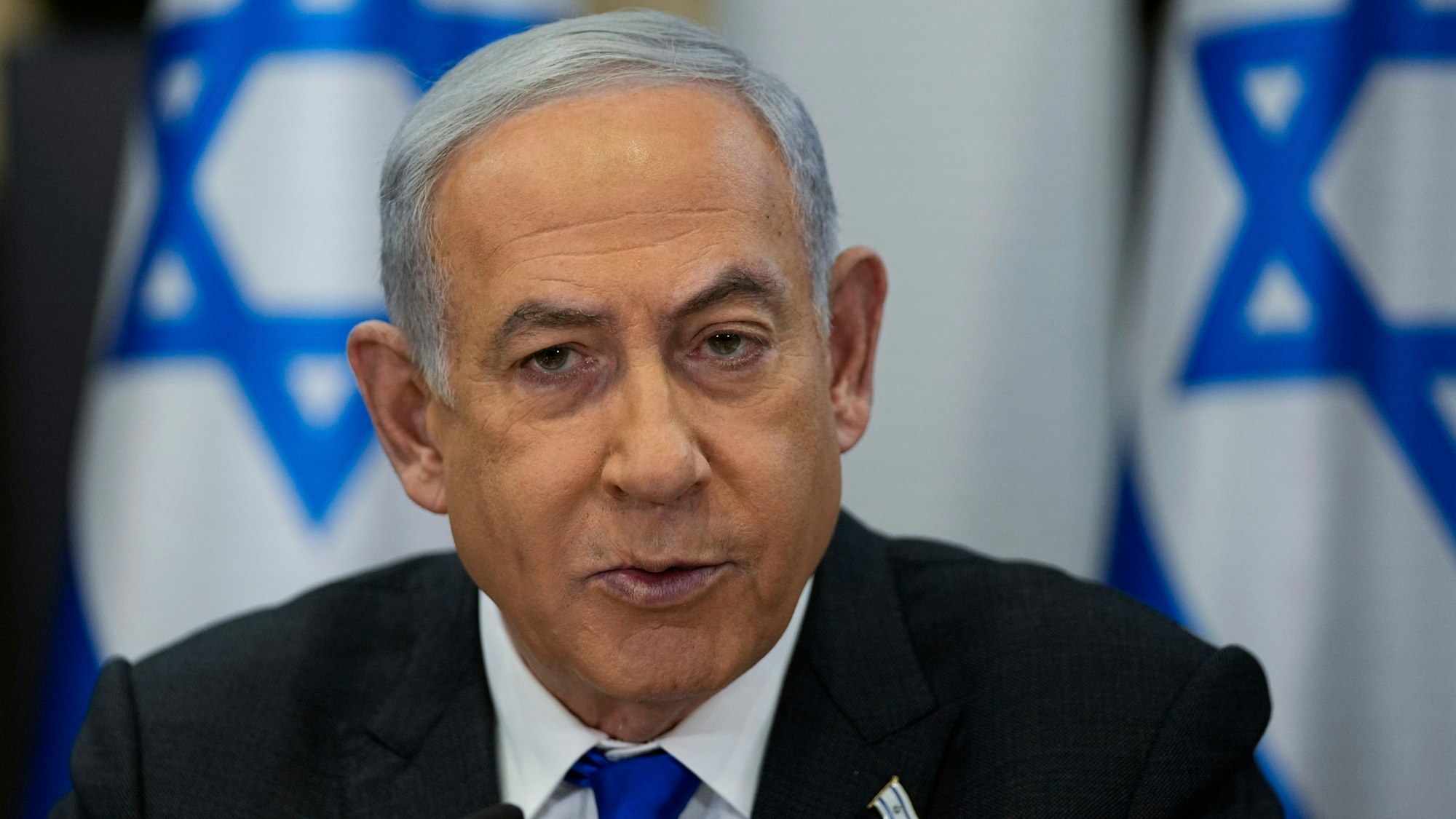 Benjamin Netanjahu, Ministerpräsident von Israel äußerte die Hoffnung, dass Israel ab Montagabend „einen Tag der nationalen Freude“ nach der Rückkehr aller lebenden und toten Geiseln aus dem Gazastreifen feiern könne.