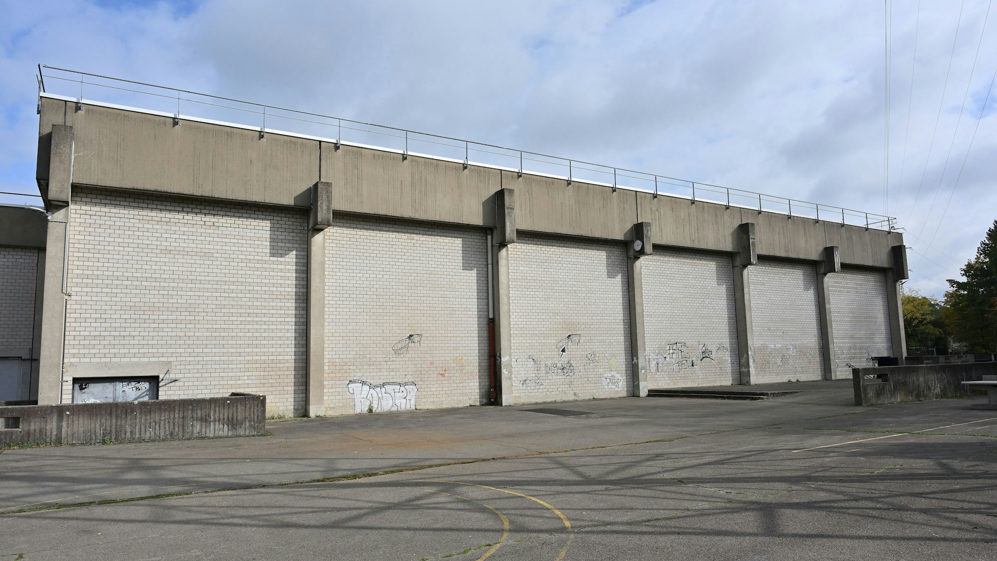 Das Foto zeigt die gesperrte Sporthalle der Nelson-Mandela-Gesamtschule.