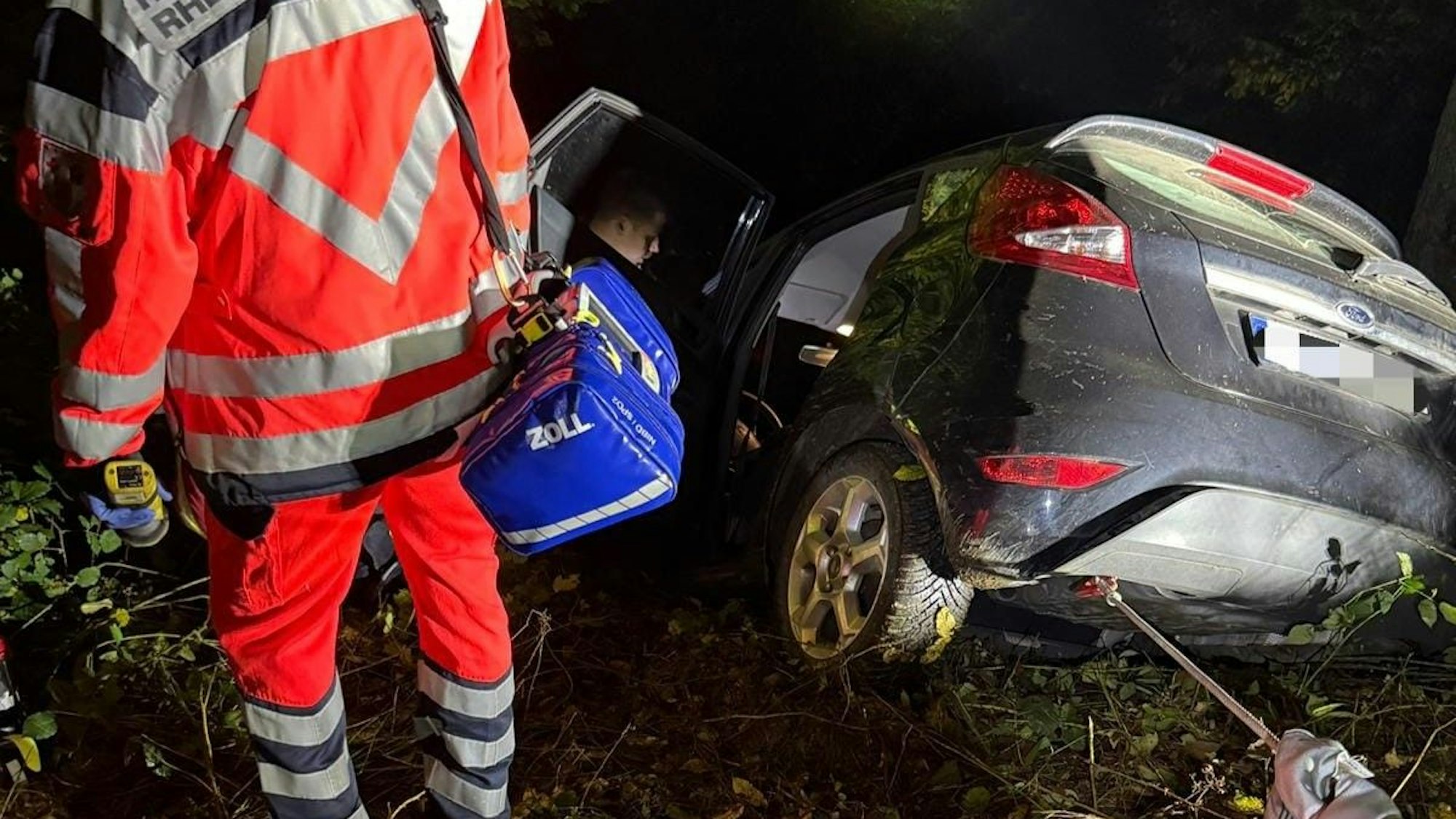 Das Auto des 80-Jährigen hatte sich nach einer stundenlangen Irrfahrt durch den Wald in Leuscheid an einem Steilhang festgefahren.