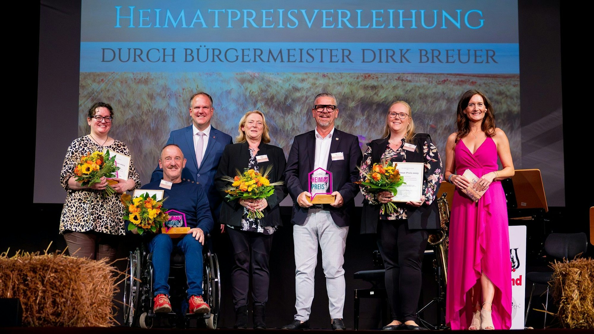 Das Foto zeigt Menschen bei der Heimatpreisverleihung in Hürth.