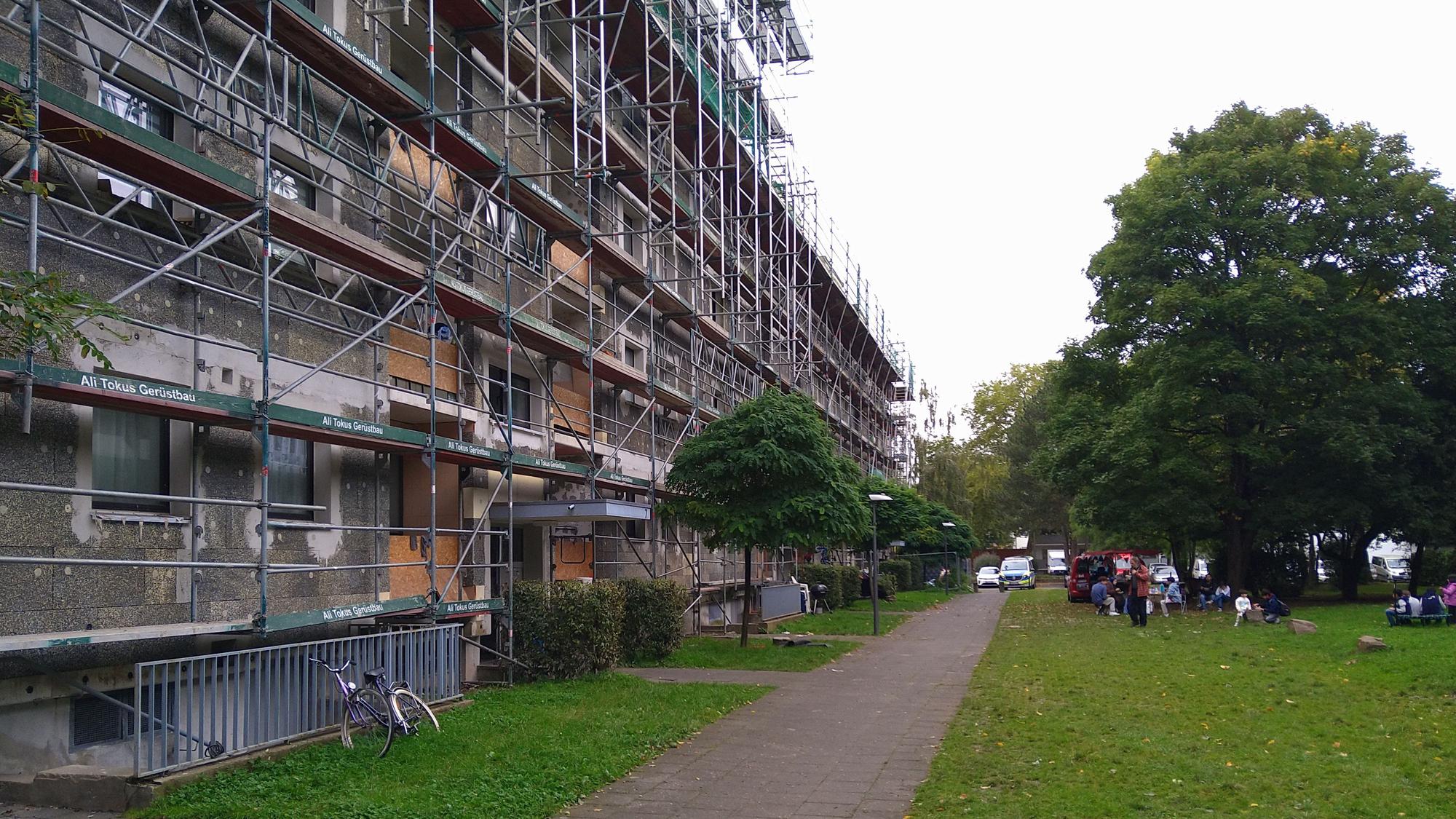 Nachdem die Arbeiten am Dach der Häuserzeile vor gut zwei Jahren abgebrochen wurden, blieb auch das Baugerüst schlicht stehen.