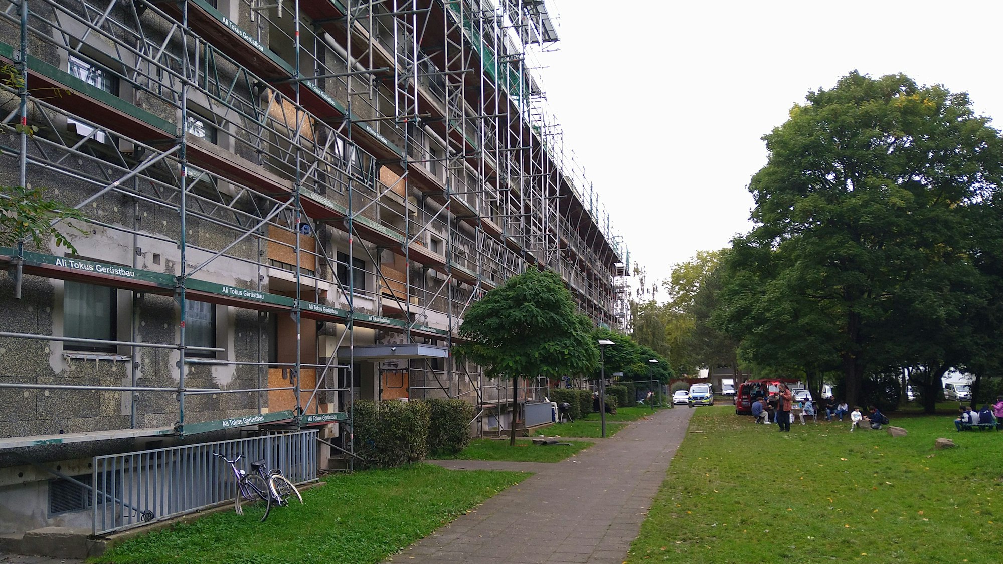 Nachdem die Arbeiten am Dach der Häuserzeile vor gut zwei Jahren abgebrochen wurden, blieb auch das Baugerüst schlicht stehen.