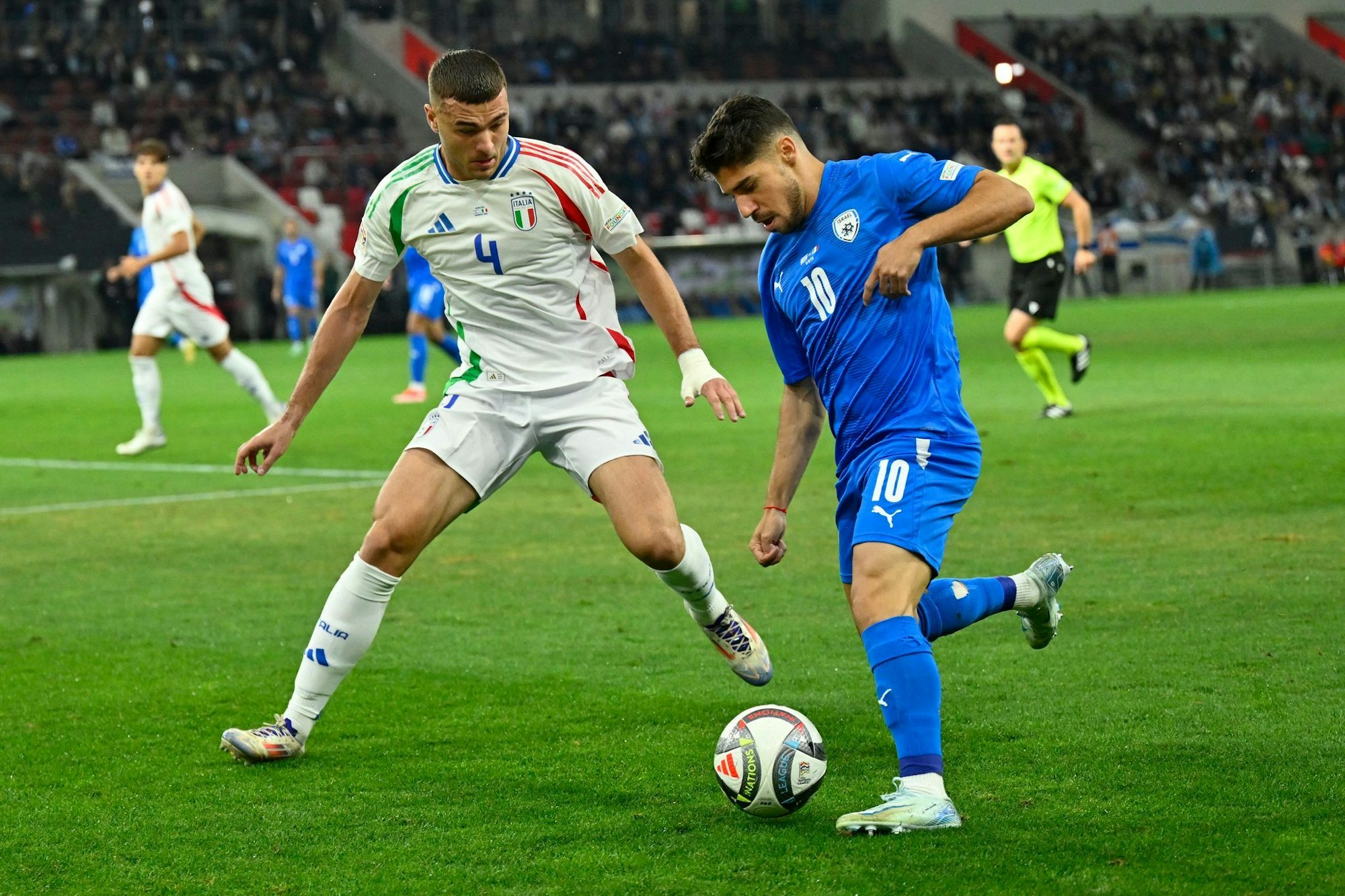 Israel mit Manor Solomon (r) hat noch Chancen auf die WM-Teilnahme.