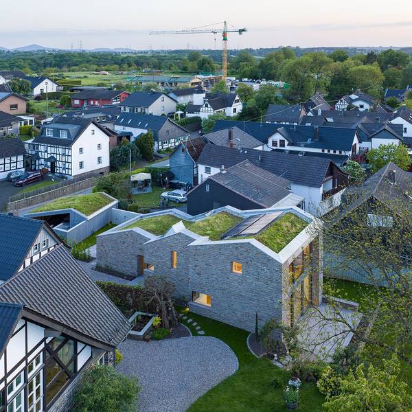 Der neue Gebäudekörper fügt sich in das historische Ensemble von Hennef-Stadt Blankenberg ein.