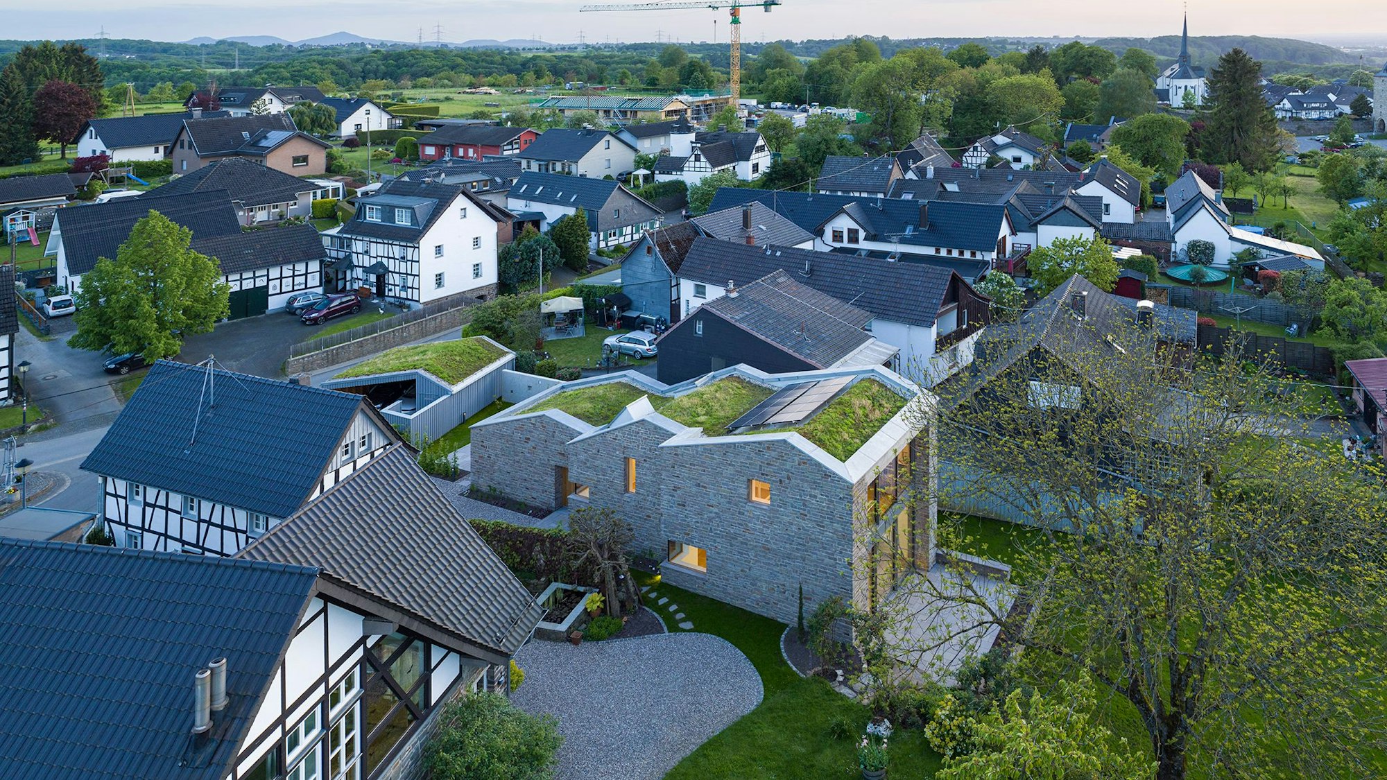 Der neue Gebäudekörper fügt sich in das historische Ensemble von Hennef-Stadt Blankenberg ein.