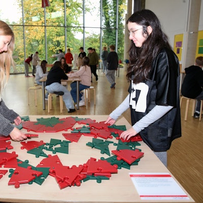 Hier ist Logik gefragt: Während Mara (links) und Isabella aus der Klasse 7b des Homburgischen Gymnasiums brüten über einem riesigen Kristall. Dieser Denksport ist Teil der neuen Sonderschau in den Räumen von Schloss Homburg in Nümbrecht.