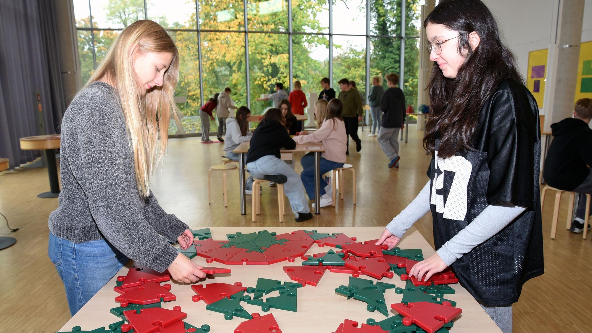 Hier ist Logik gefragt: Während Mara (links) und Isabella aus der Klasse 7b des Homburgischen Gymnasiums brüten über einem riesigen Kristall. Dieser Denksport ist Teil der neuen Sonderschau in den Räumen von Schloss Homburg in Nümbrecht.