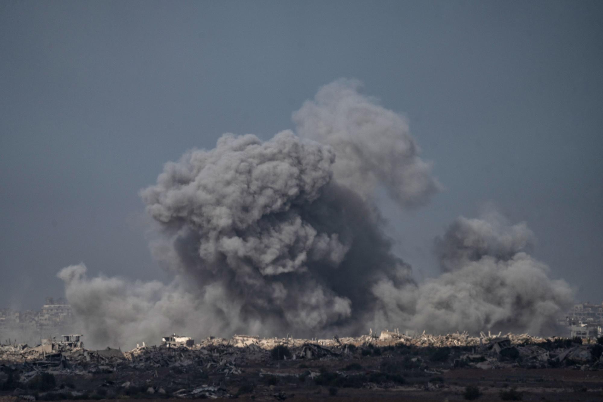 Auf der israelischen Seite der Grenze zum Gazastreifen ist nach einem Angriff auf den Gazastreifen Rauch zu sehen.