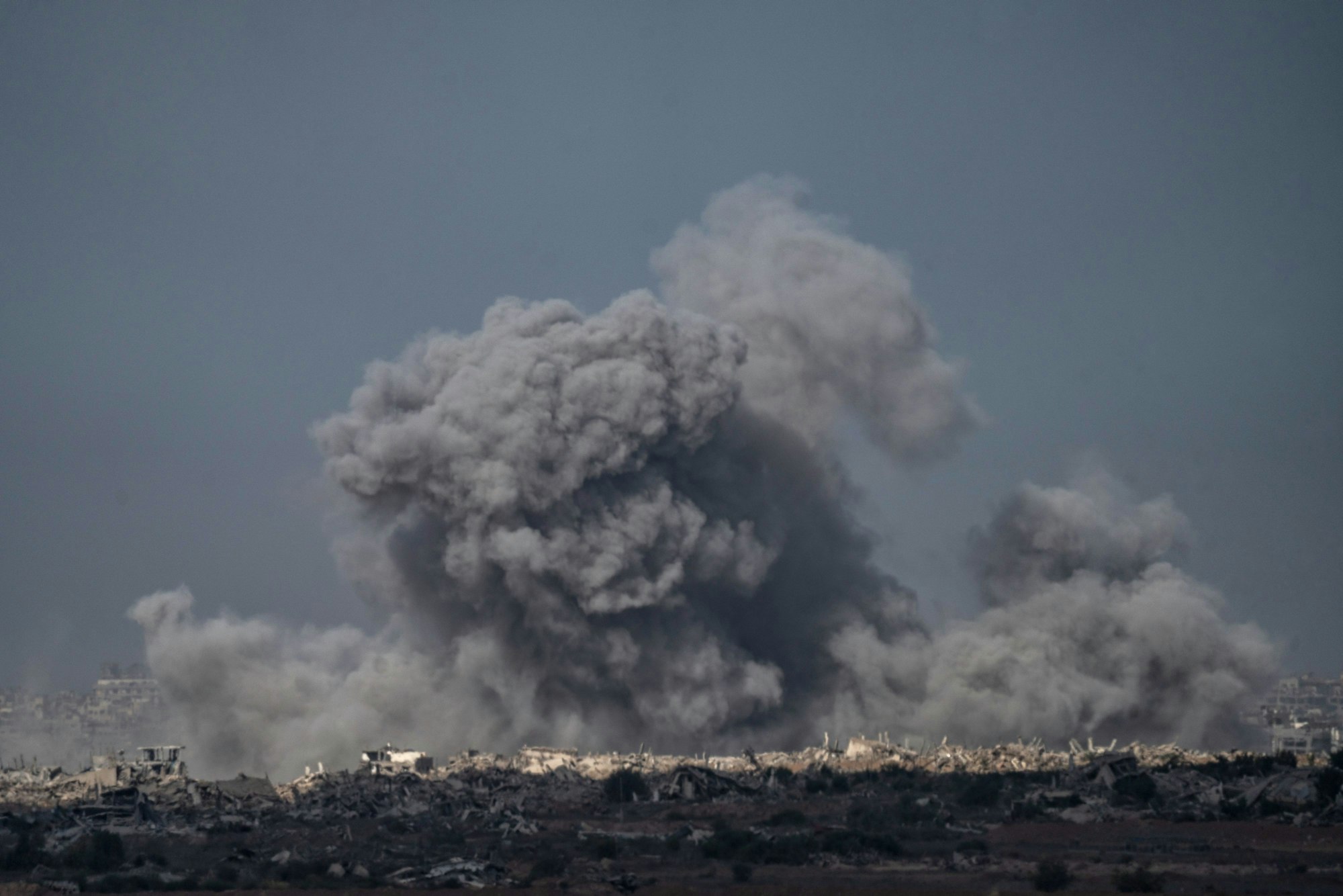Auf der israelischen Seite der Grenze zum Gazastreifen ist nach einem Angriff auf den Gazastreifen Rauch zu sehen.