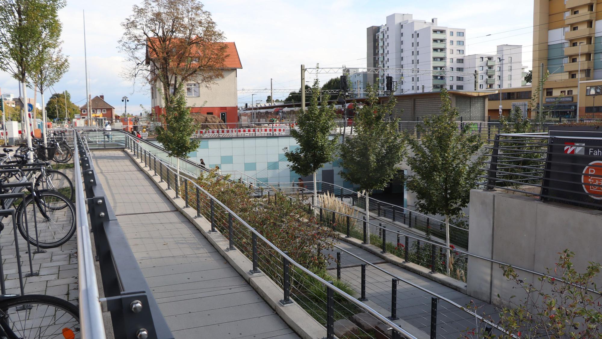 Zu sehen sind Treppen hinunter zum Bahnhof in Wesseling.