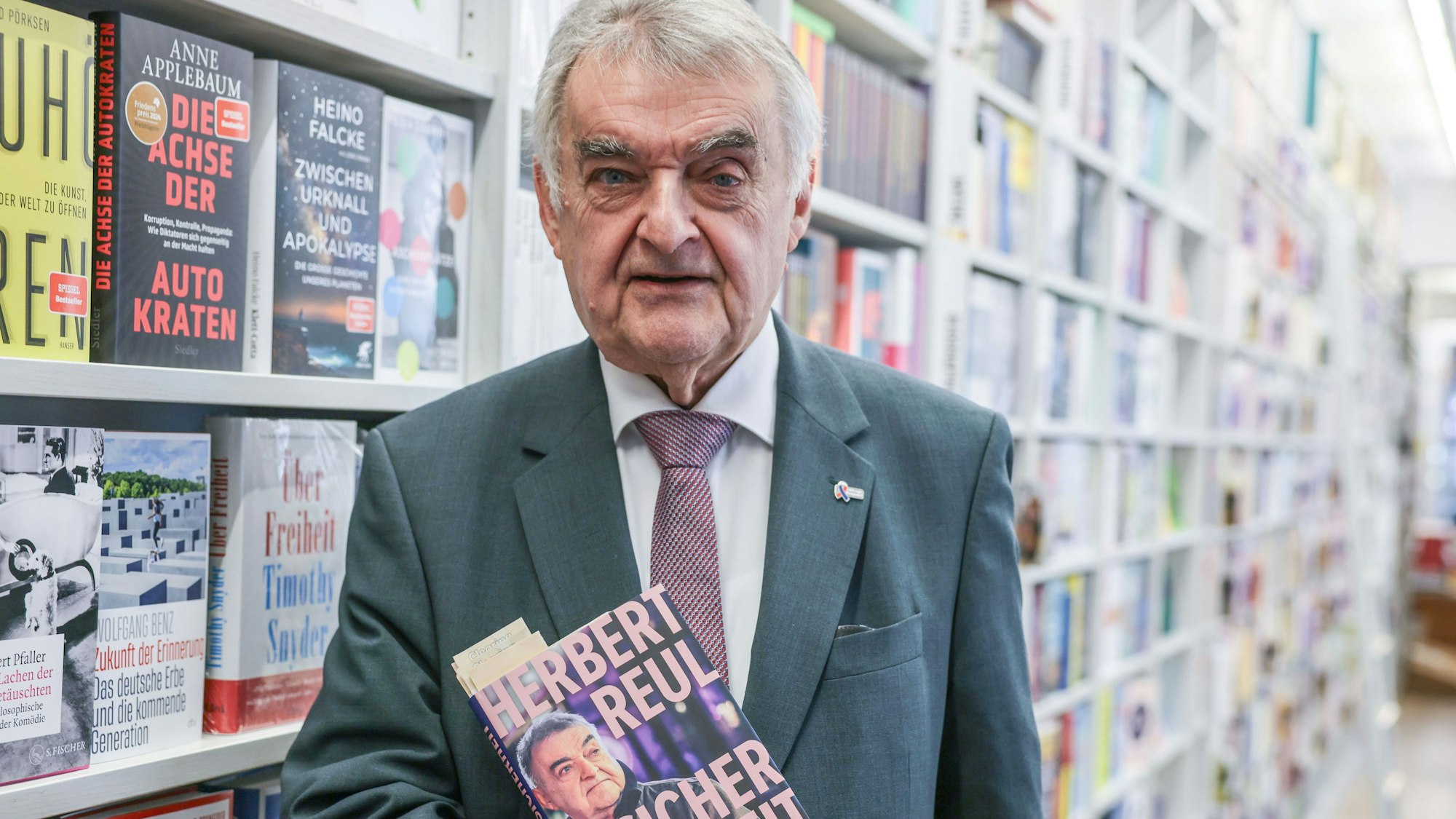 Düsseldorf: Herbert Reul (CDU), Innenminister von Nordrhein-Westfalen, steht vor der Vorstellung mit seinem Buch „Sicherheit. Was sich ändern muss“ im Heine Haus.