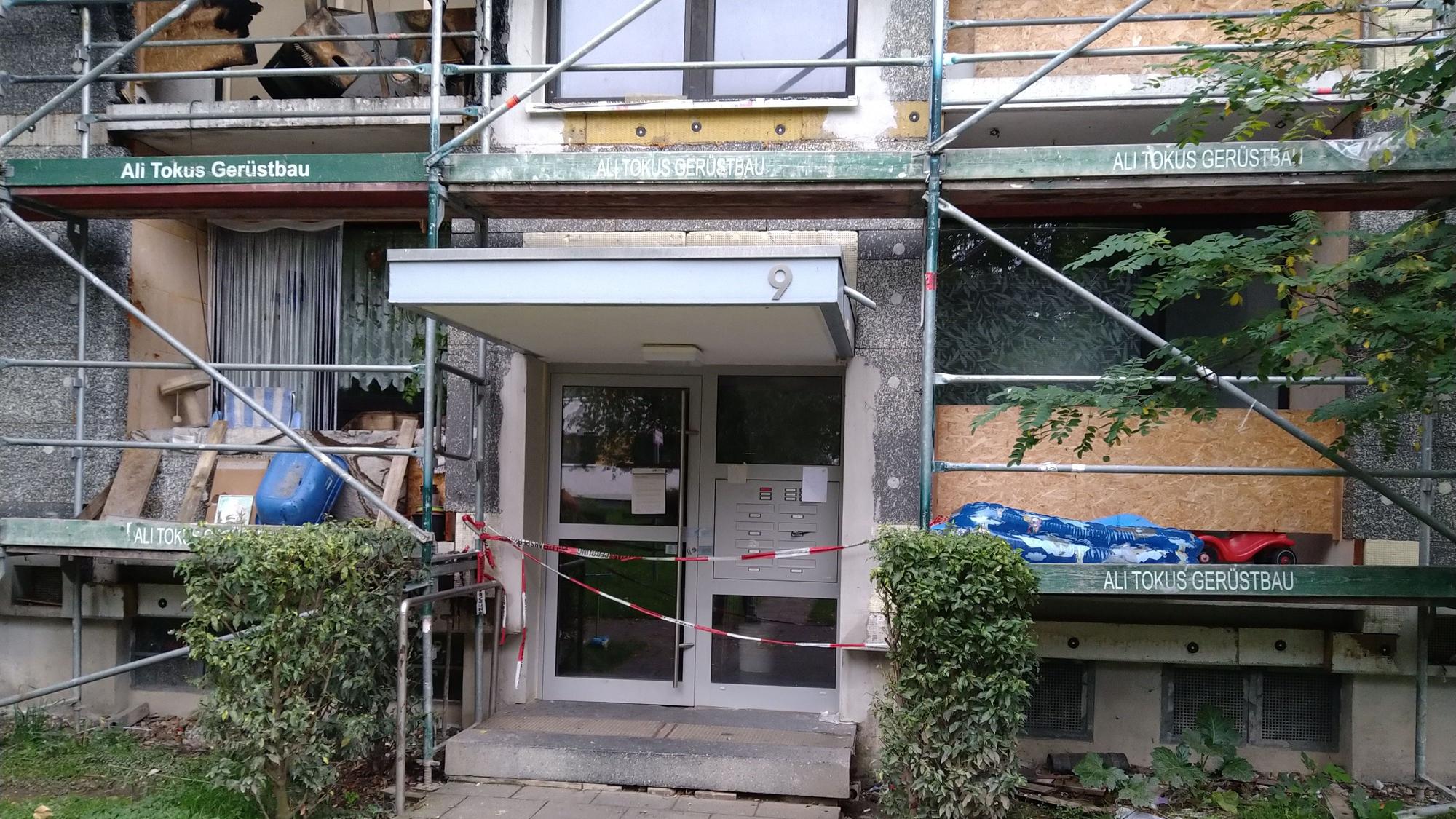 Das Haus Nummer 9 ist inzwischen aufgrund eines Brandes geräumt und versiegelt.
