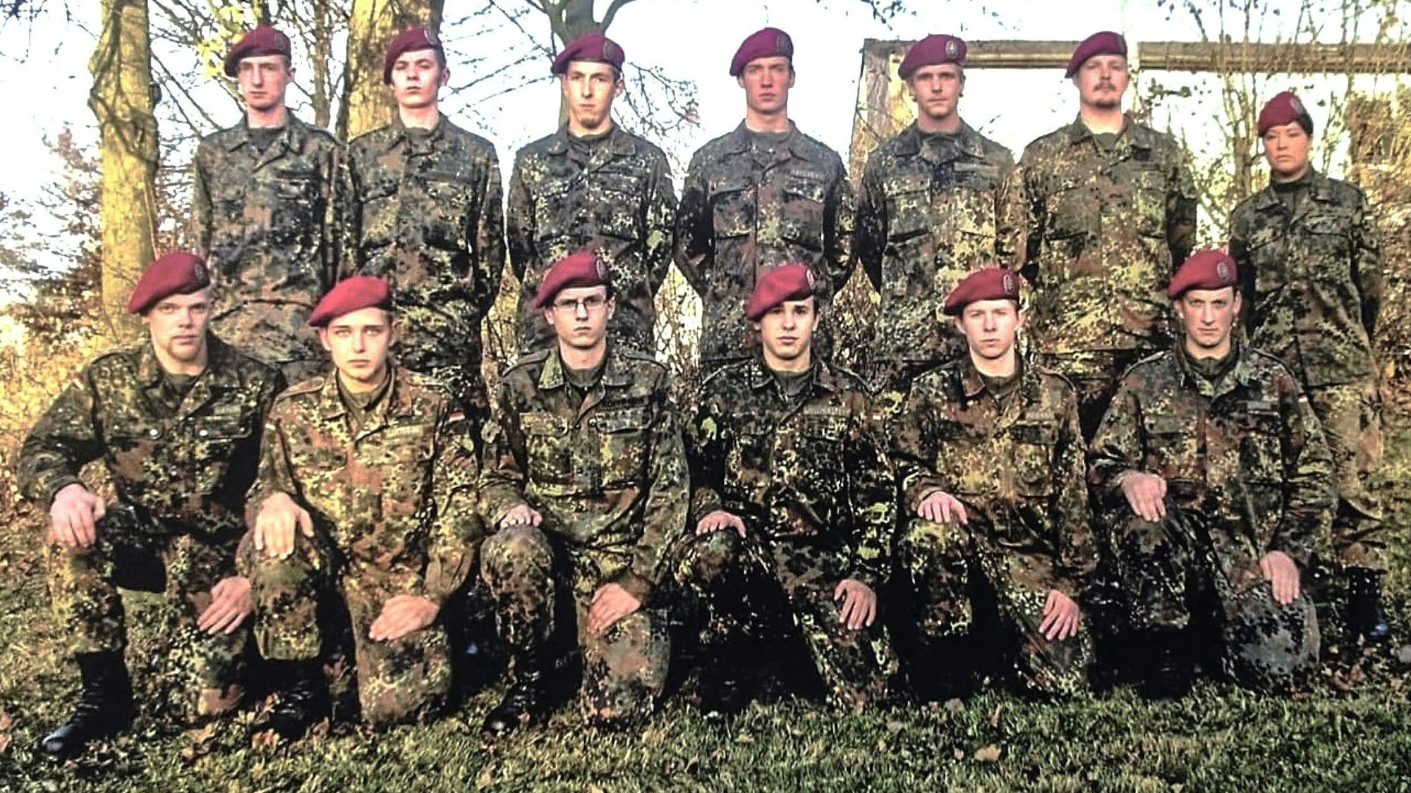 Das Bild zeigt 13 Menschen im Kampfanzug.