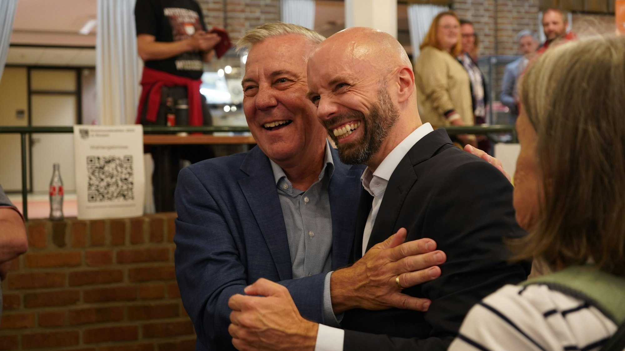 Das Bild zeigt Thomas Jurczyk (SPD), neuer Bürgermeister von Kerpen und Dr. Christian Pohlmann von der FDP.