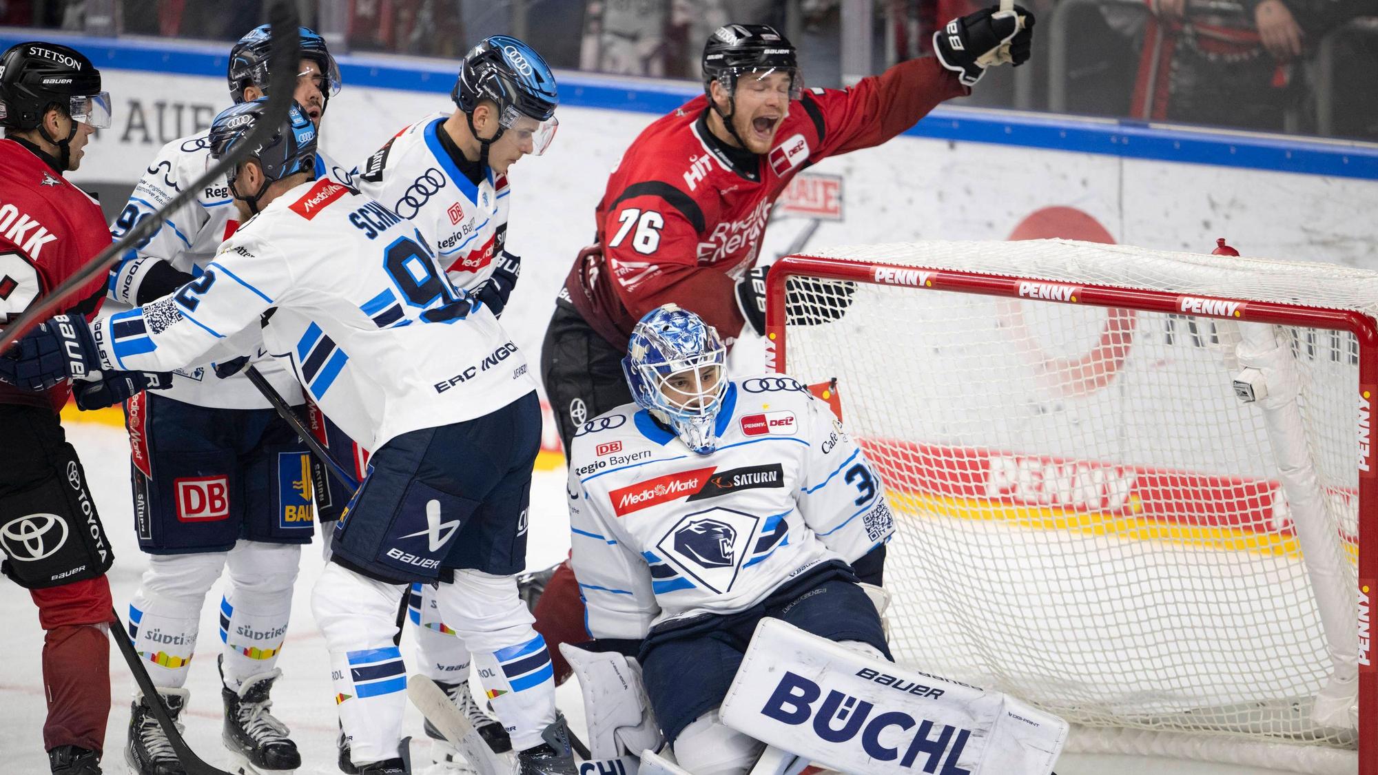 Nate Schnarr (Nr. 76) weiß es als Erster. Der Schuss von Parker Tuomie (nicht im Bild) ist Ingolstadts Goalie Devin Williams zum 1:0 für die Kölner Haie durchgerutscht.