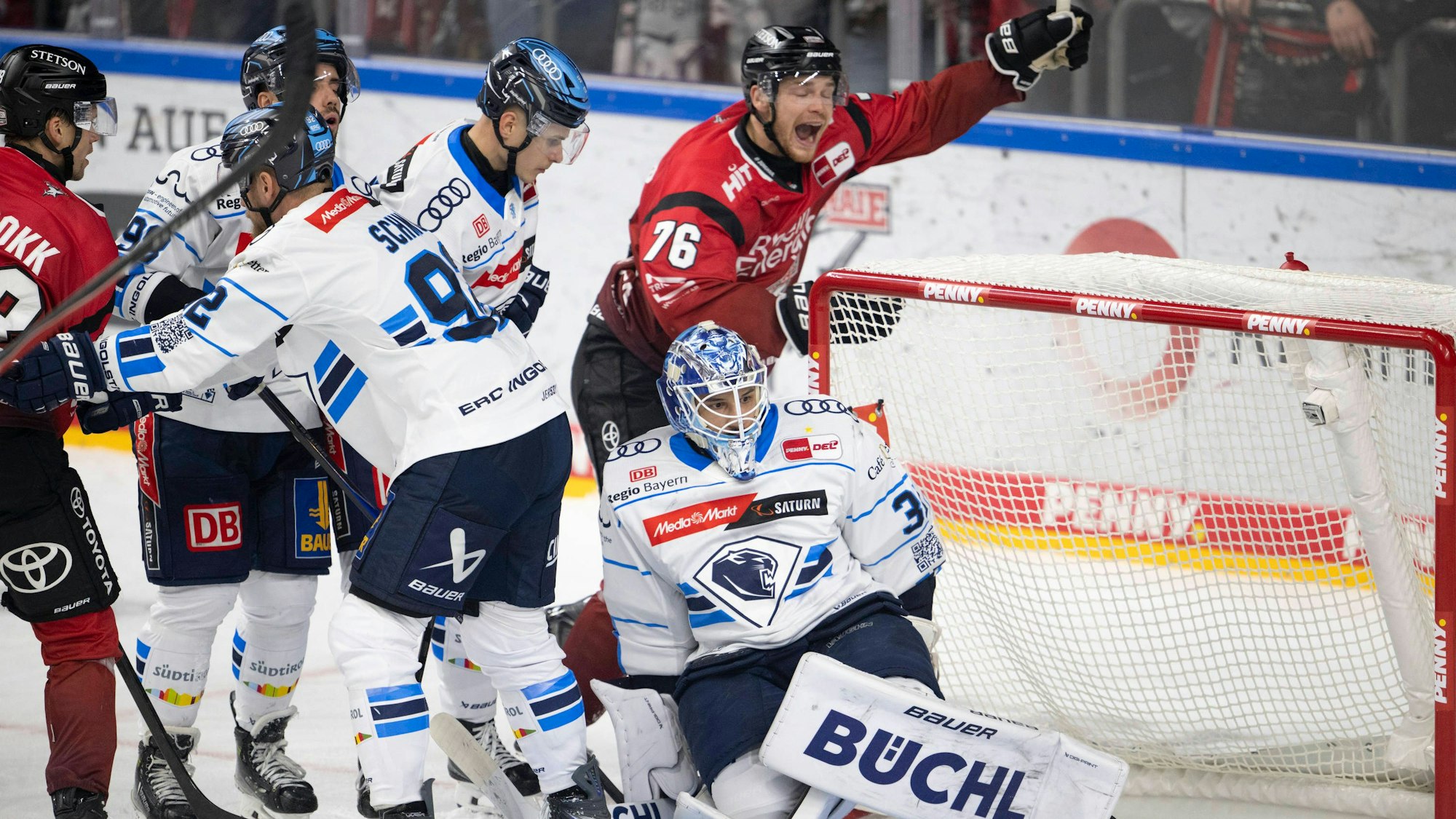 Nate Schnarr (Nr. 76) weiß es als Erster. Der Schuss von Parker Tuomie (nicht im Bild) ist Ingolstadts Goalie Devin Williams zum 1:0 für die Kölner Haie durchgerutscht.