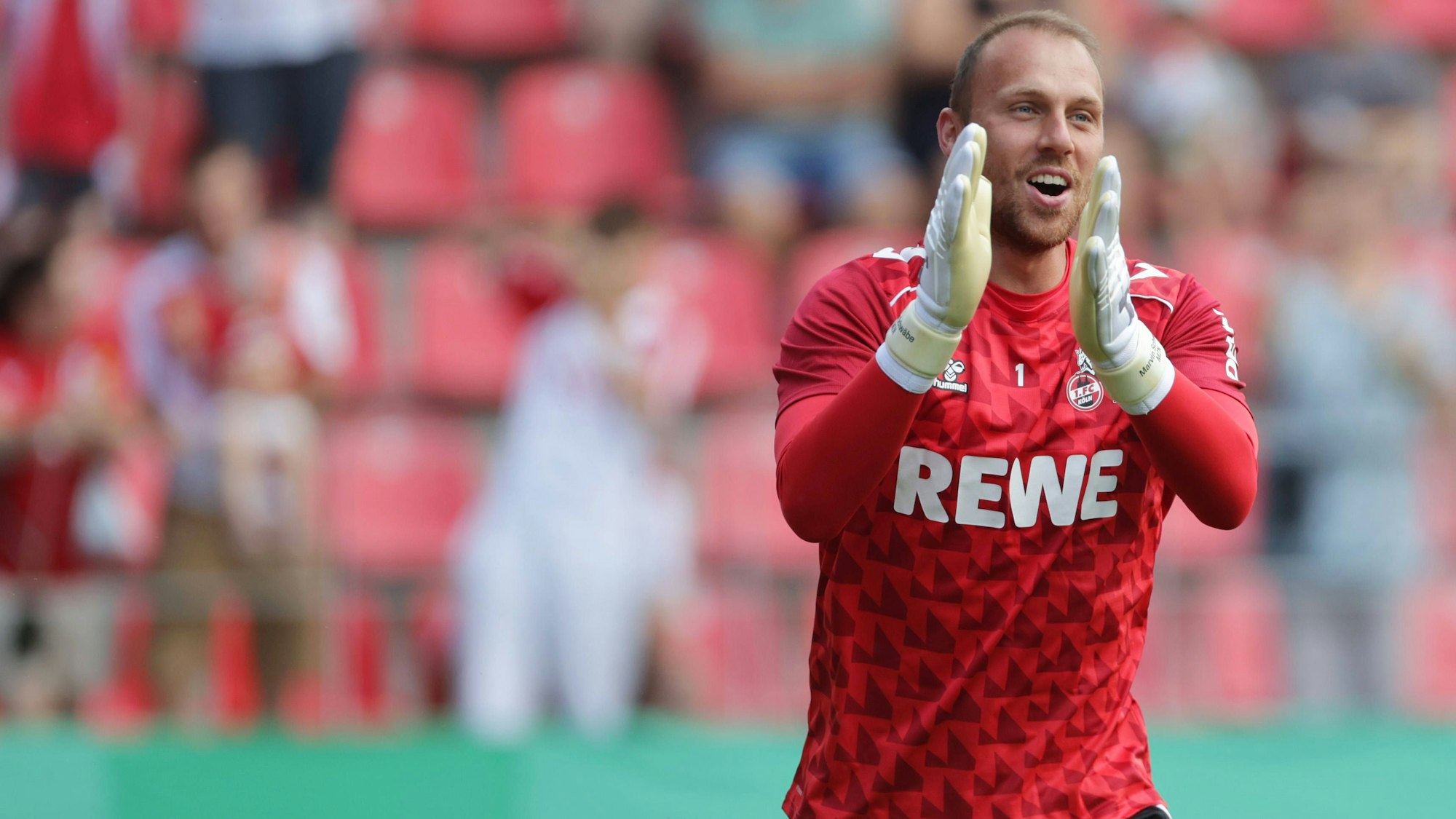 Bester Laune:Torwart Marvin Schwäbe ist Kapitän und Nummer eins des 1. FC Köln.