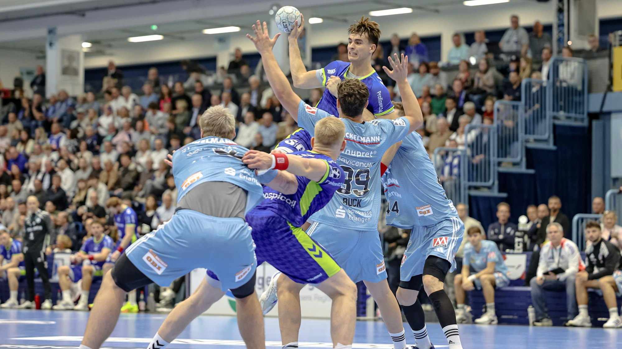 Julian Köster im Sprungwurf.