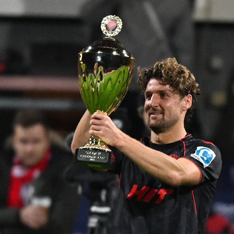 FC-Bezwinger Enzo Wirtz mit dem Cologne-Cup in der Hand