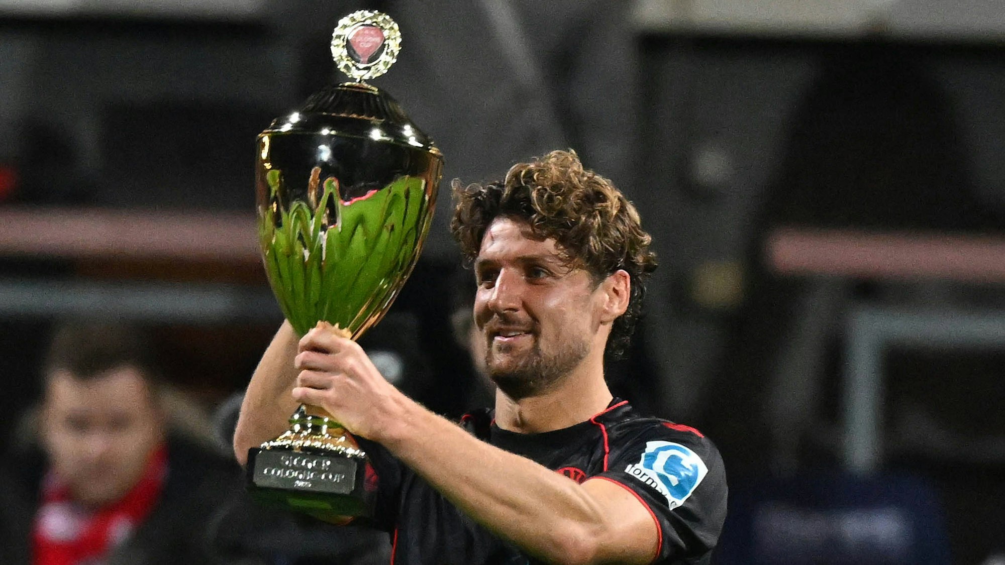 FC-Bezwinger Enzo Wirtz mit dem Cologne-Cup in der Hand