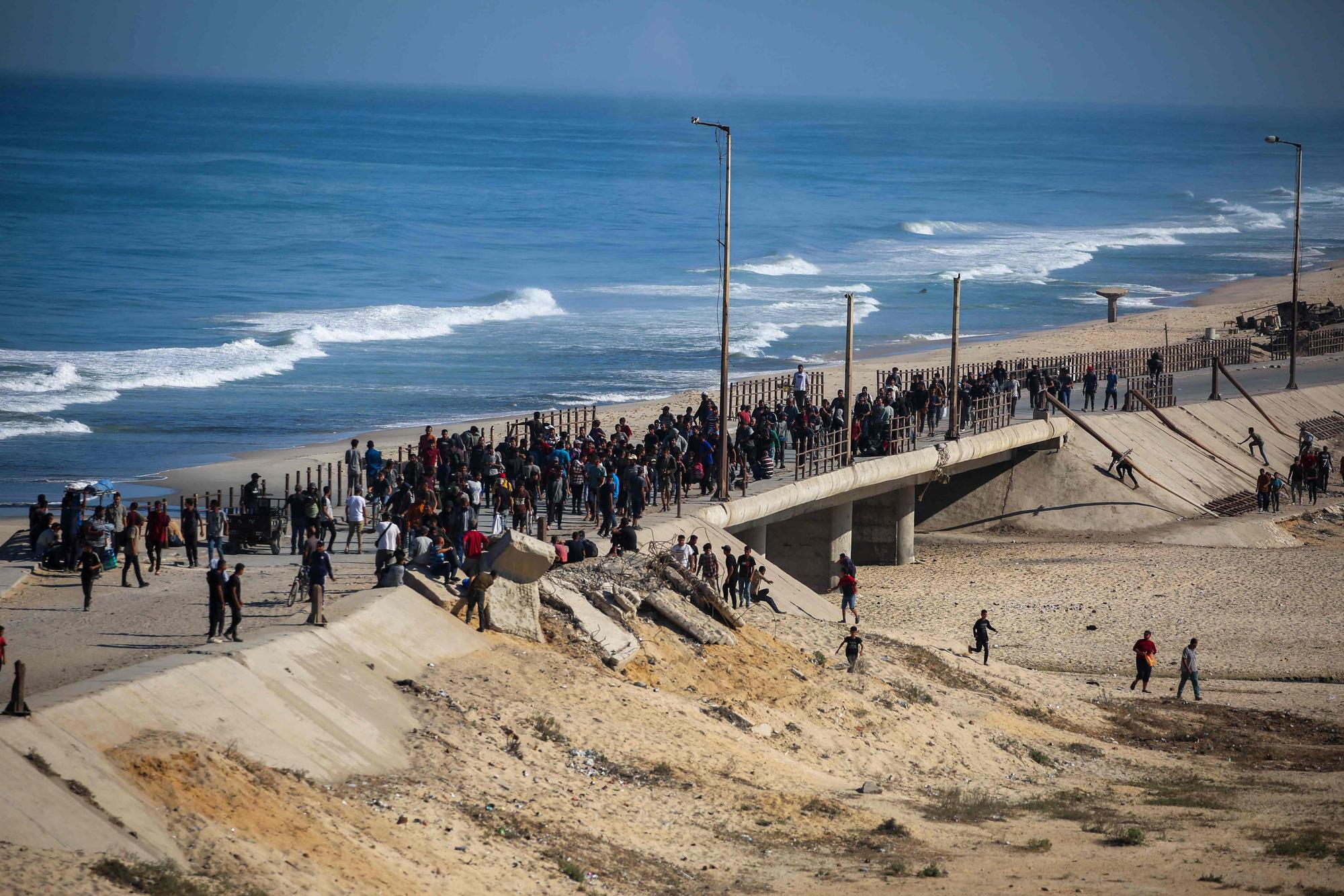 Tausende Menschen machen sich bereits auf der Küstenstraße, die nach Gaza-Stadt führt, auf den Weg in den Norden.