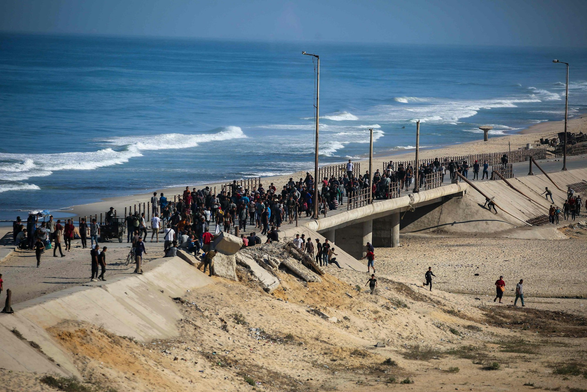Tausende Menschen machen sich bereits auf der Küstenstraße, die nach Gaza-Stadt führt, auf den Weg in den Norden.