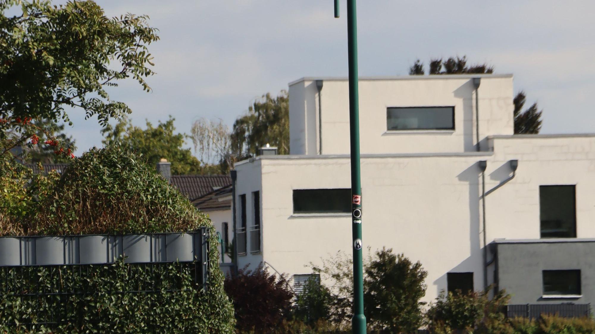 Eine Laterne steht vor einem Haus.
