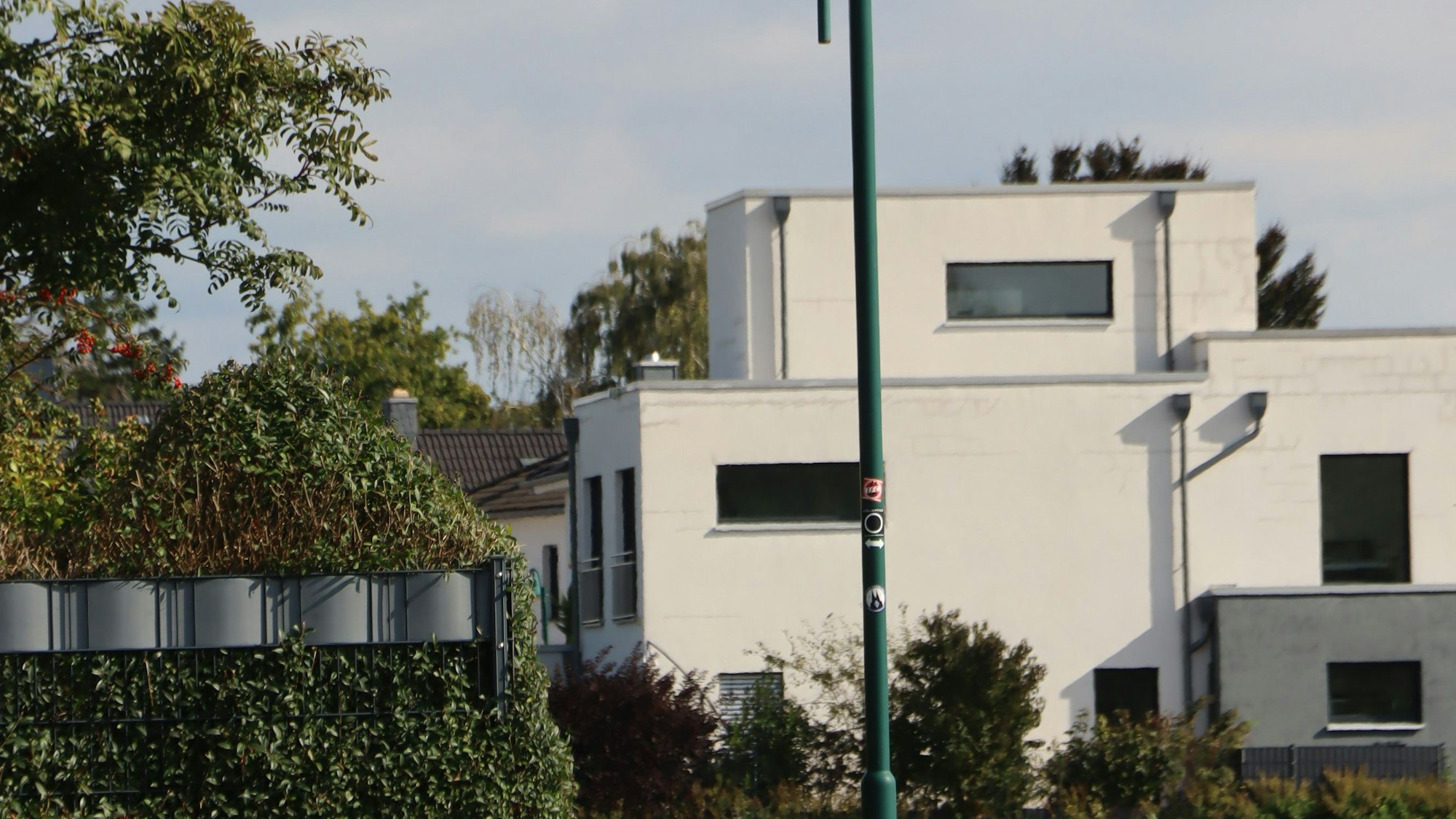 Eine Laterne steht vor einem Haus.