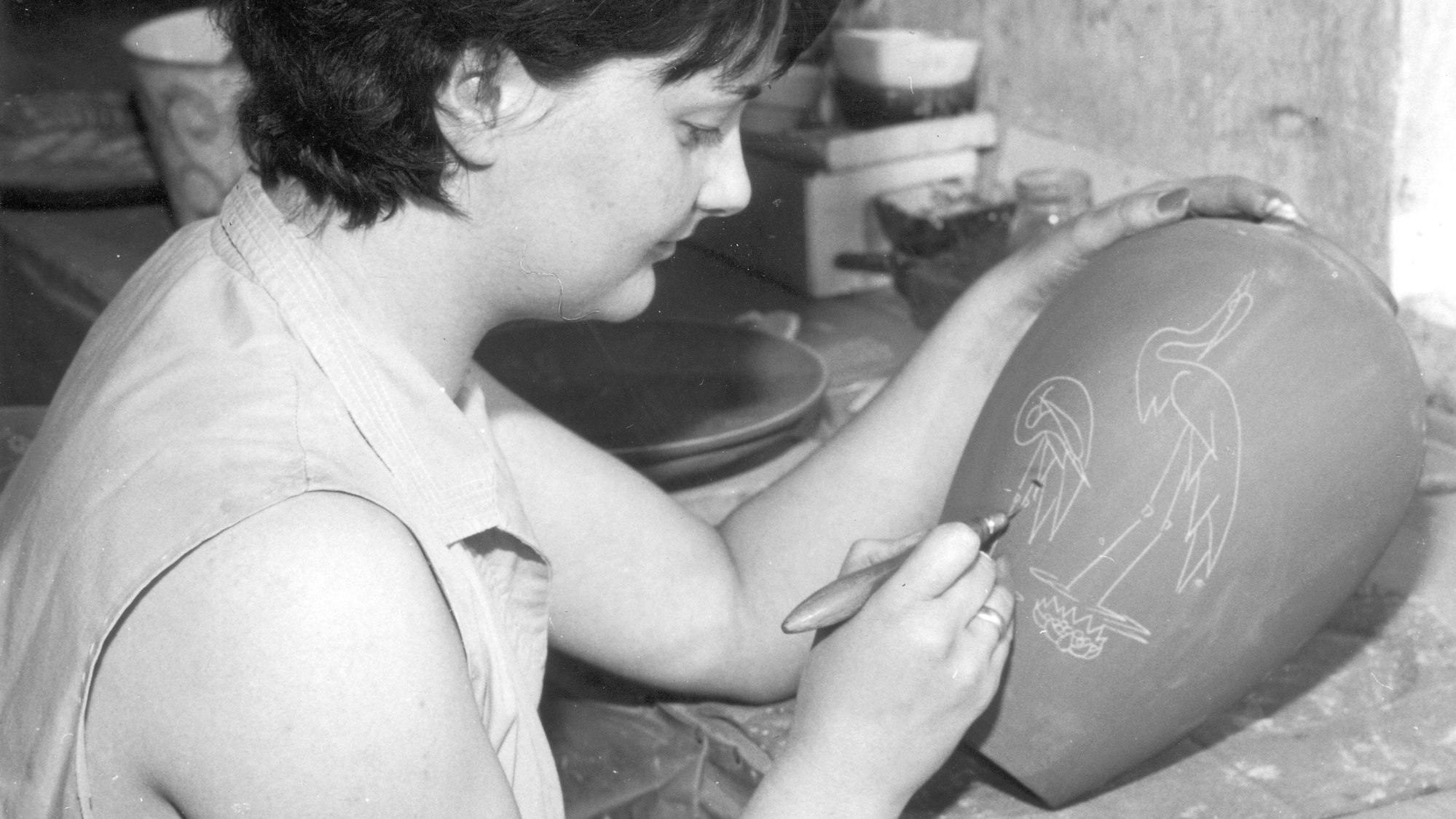 Ruscha-Keramik-Malerin Christa Bienentreu bei der Arbeit.