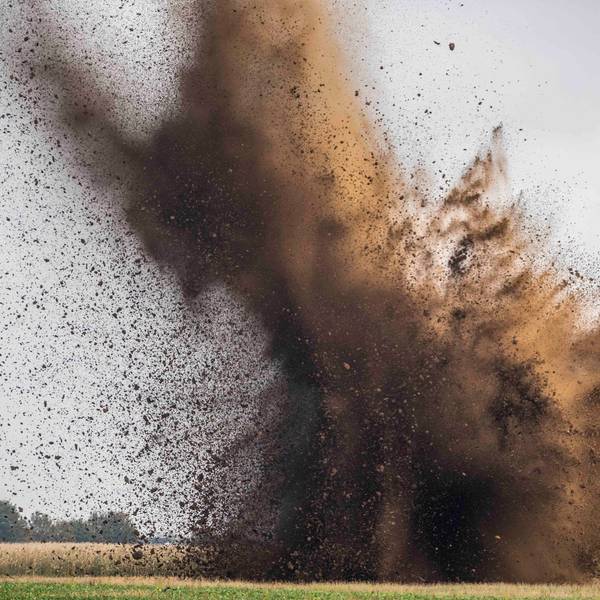 Das Bild zeigt eine große Wolke aus Dreck und Sand.
