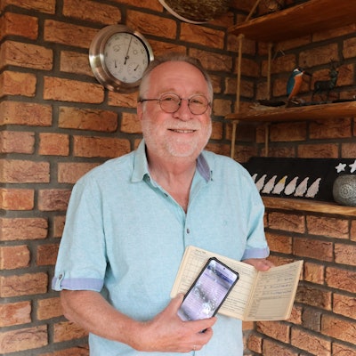 Ehrenamtlich erfasst Christoph Buchen die Niederschlagsmengen in Morsbach – früher in Büchern, heute per App. In den Händen hält Buchen ein altes Wetterbuch von 1936. Jetzt hat ihn der Deutsche Wetterdienst für seine Arbeit ausgezeichnet.