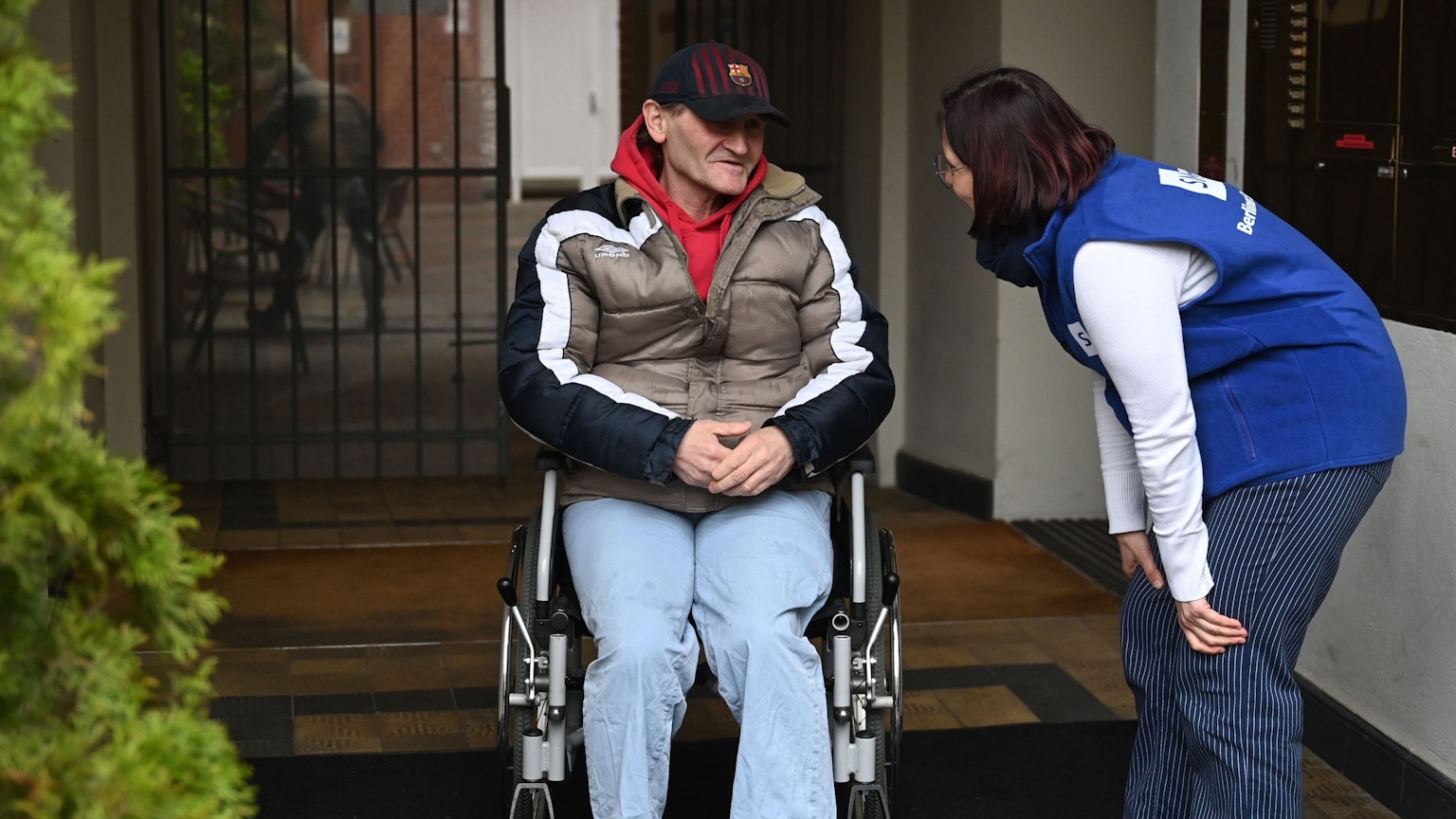 Lebensumständen, die krank machen, sind obdachlose Menschen ausgesetzt. Zuwendung hilft, sich an Tagesabläufe im Pflegeheim zu gewöhnen.
