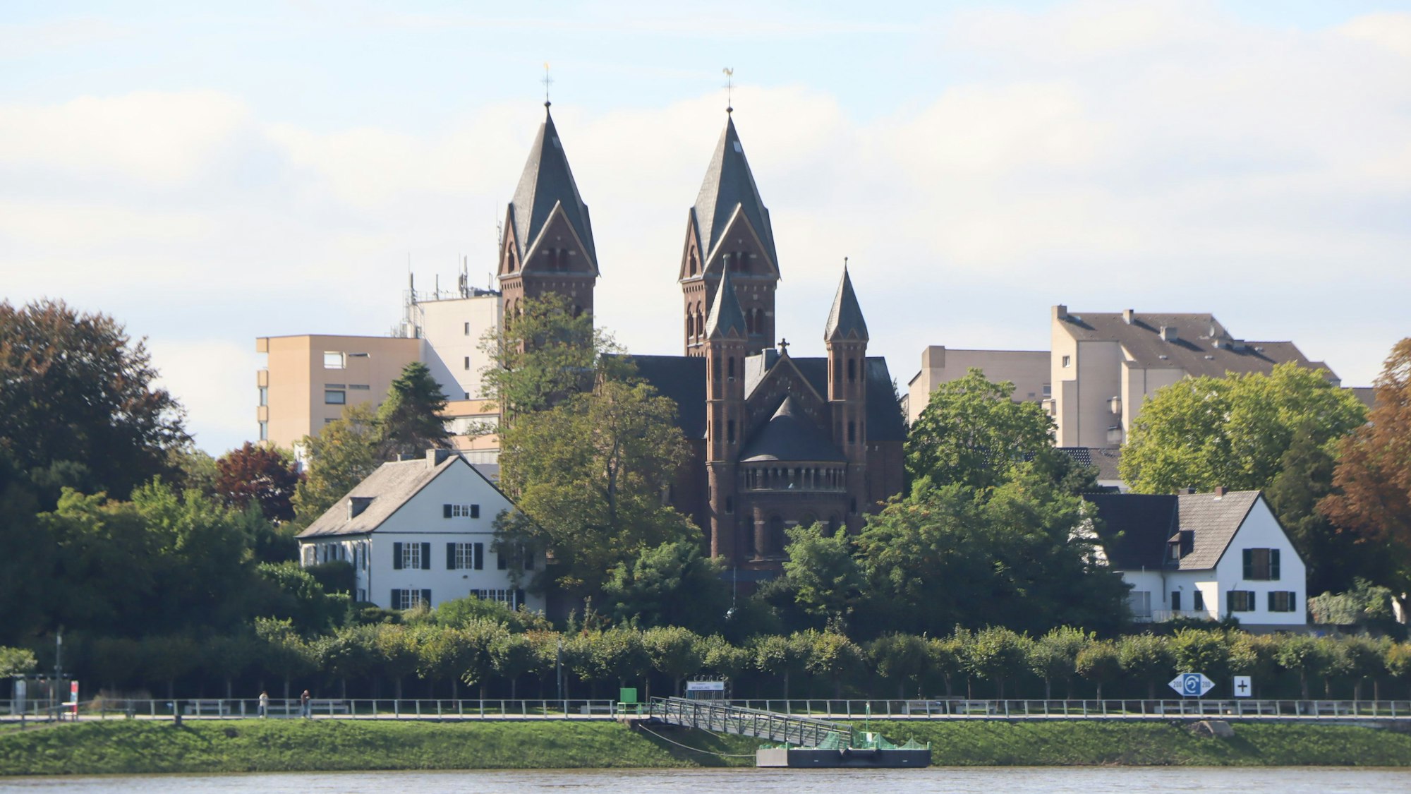 Zu sehen ist eine Kirche am Ufer des Rheins in Wesseling.