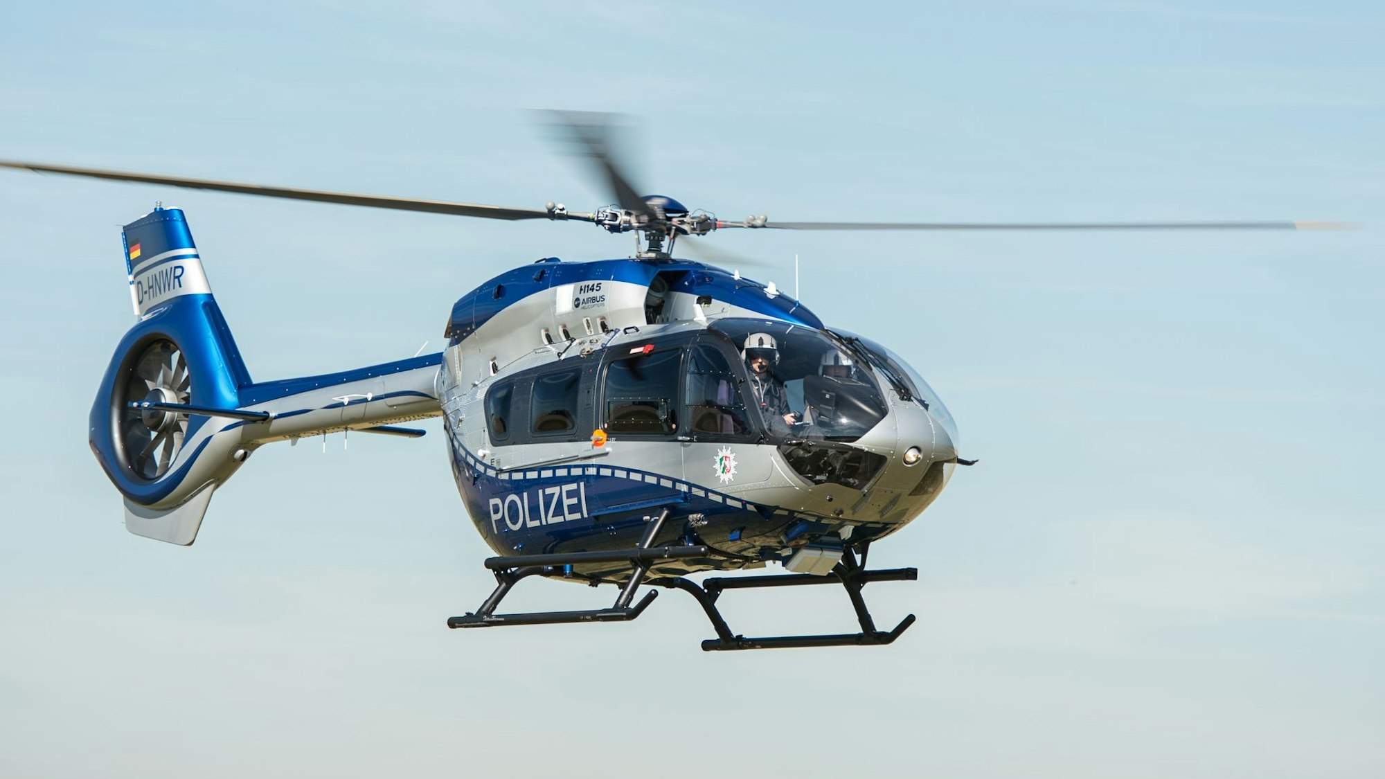 Ein Polizeihubschrauber in der Luft.