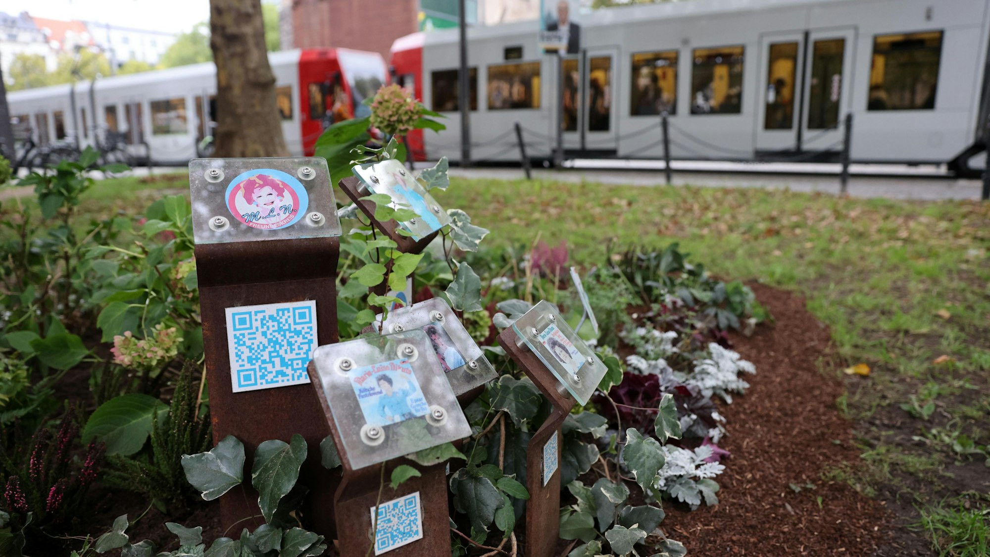 Mit Blick auf die Straßenbahn: Die Stelen mit Informationen über das Leben und Werk von Marie-Luise Nikuta.