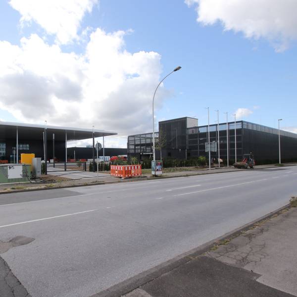 Auf dem Bild sind die fast fertigen Neubauten des Pkw-Centers von Mercedes-Benz zu sehen.