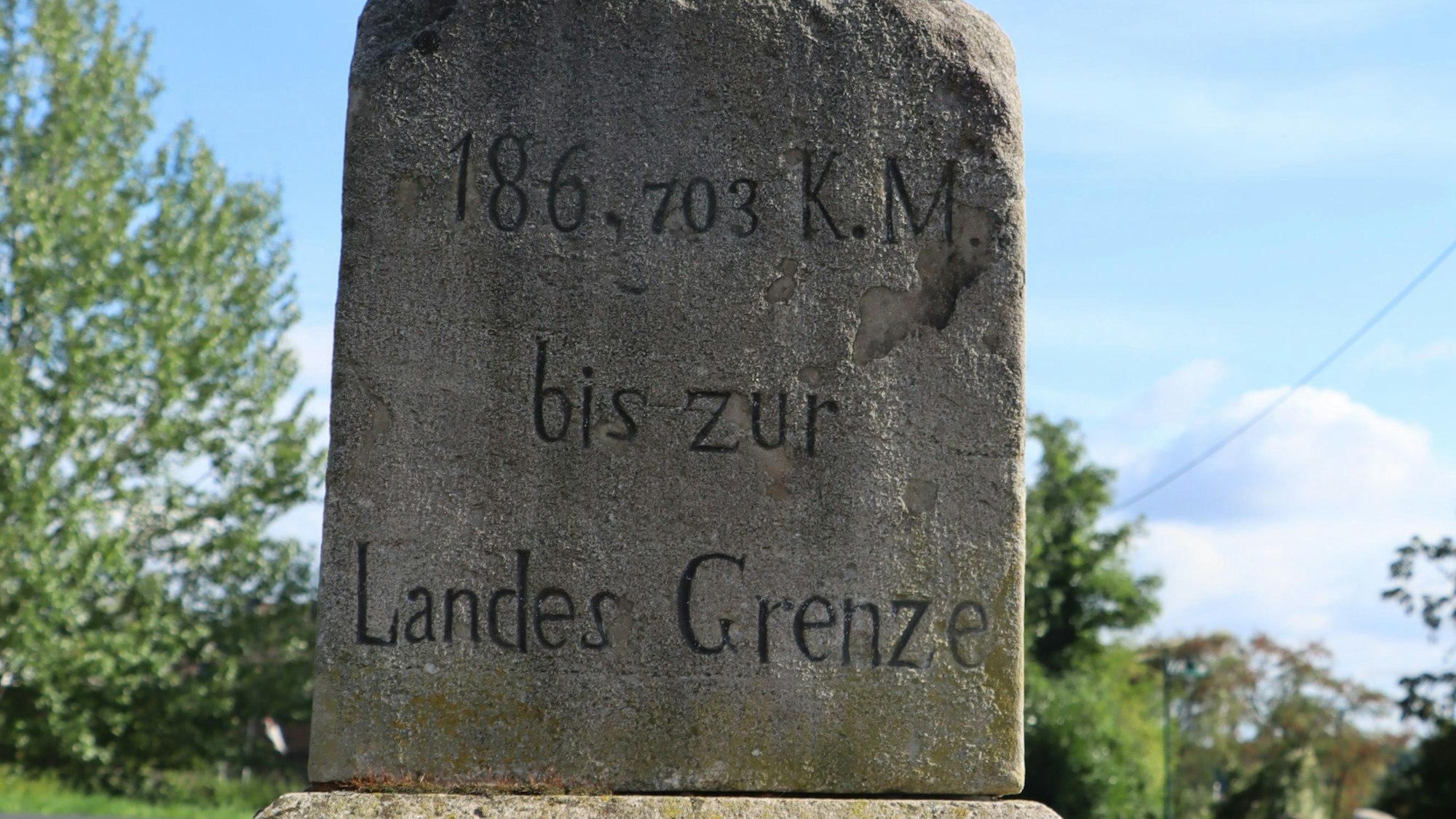 Auf einem Stein ist die Entfernung bis zur Landesgrenze angegeben.