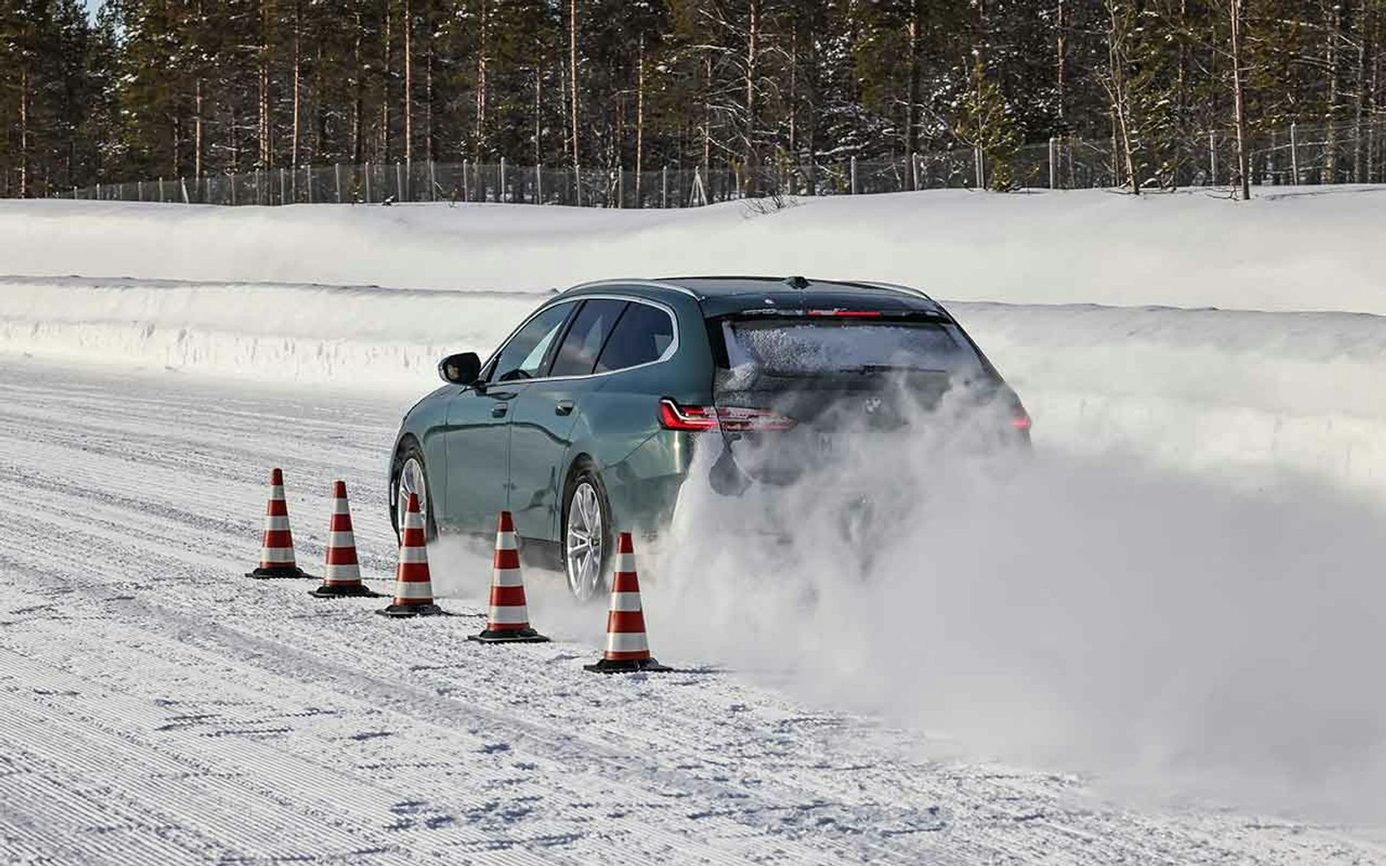 Test auf schneebedeckter Straße: Als «sehr empfehlenswert» erwiesen sich die teureren Winterreifen.