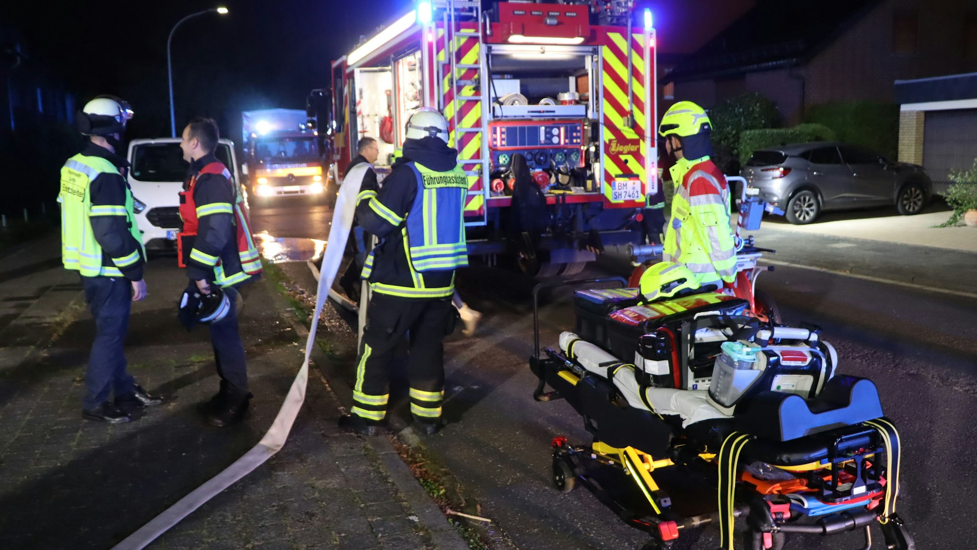 Das Bild zeigt Einsatzkräfte am Ort des Brandes in Alstädten-Burbach.