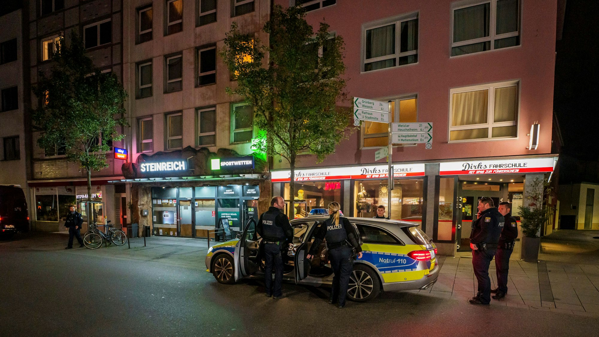Polizeikräfte vor dem Wettbüro.